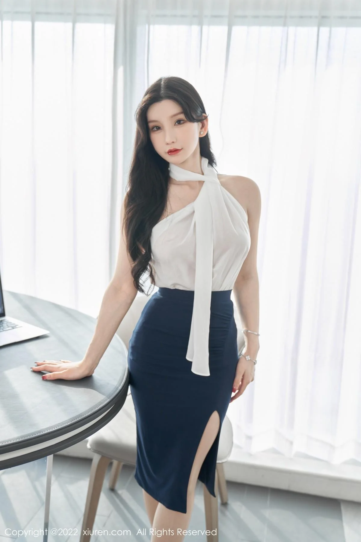 周于希Sally女秘书主题白色轻透衣配黑短裙秀翘臀绝美写真 第 14 张