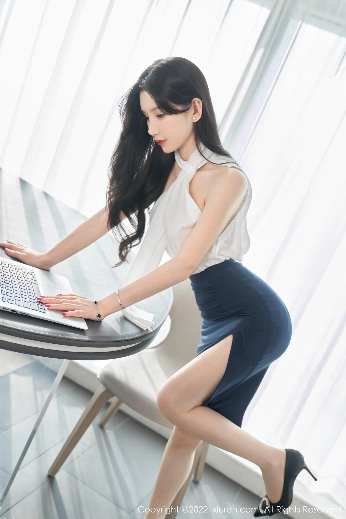 周于希Sally女秘书主题白色轻透衣配黑短裙秀翘臀绝美写真 第 16 张