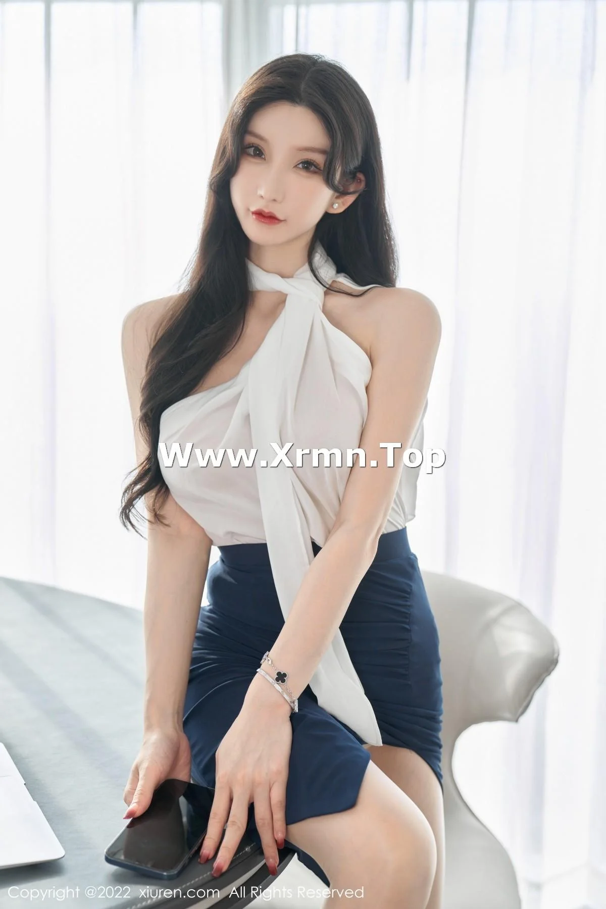 周于希Sally女秘书主题白色轻透衣配黑短裙秀翘臀绝美写真 第 21 张