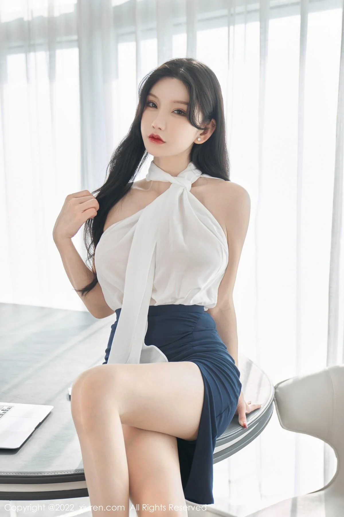 周于希Sally女秘书主题白色轻透衣配黑短裙秀翘臀绝美写真 第 23 张