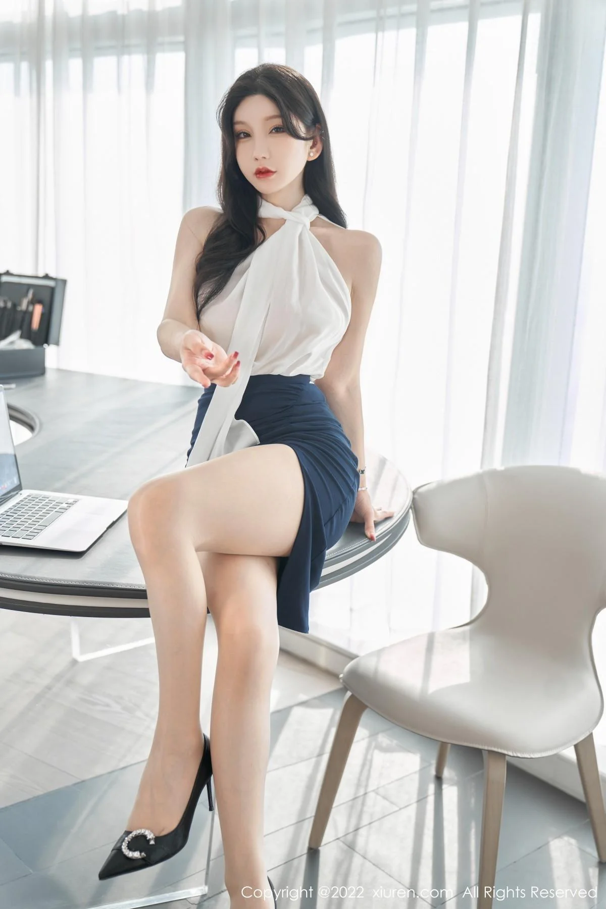 周于希Sally女秘书主题白色轻透衣配黑短裙秀翘臀绝美写真 第 24 张