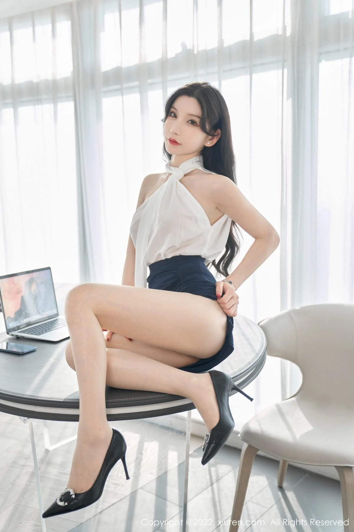 周于希Sally女秘书主题白色轻透衣配黑短裙秀翘臀绝美写真 第 26 张