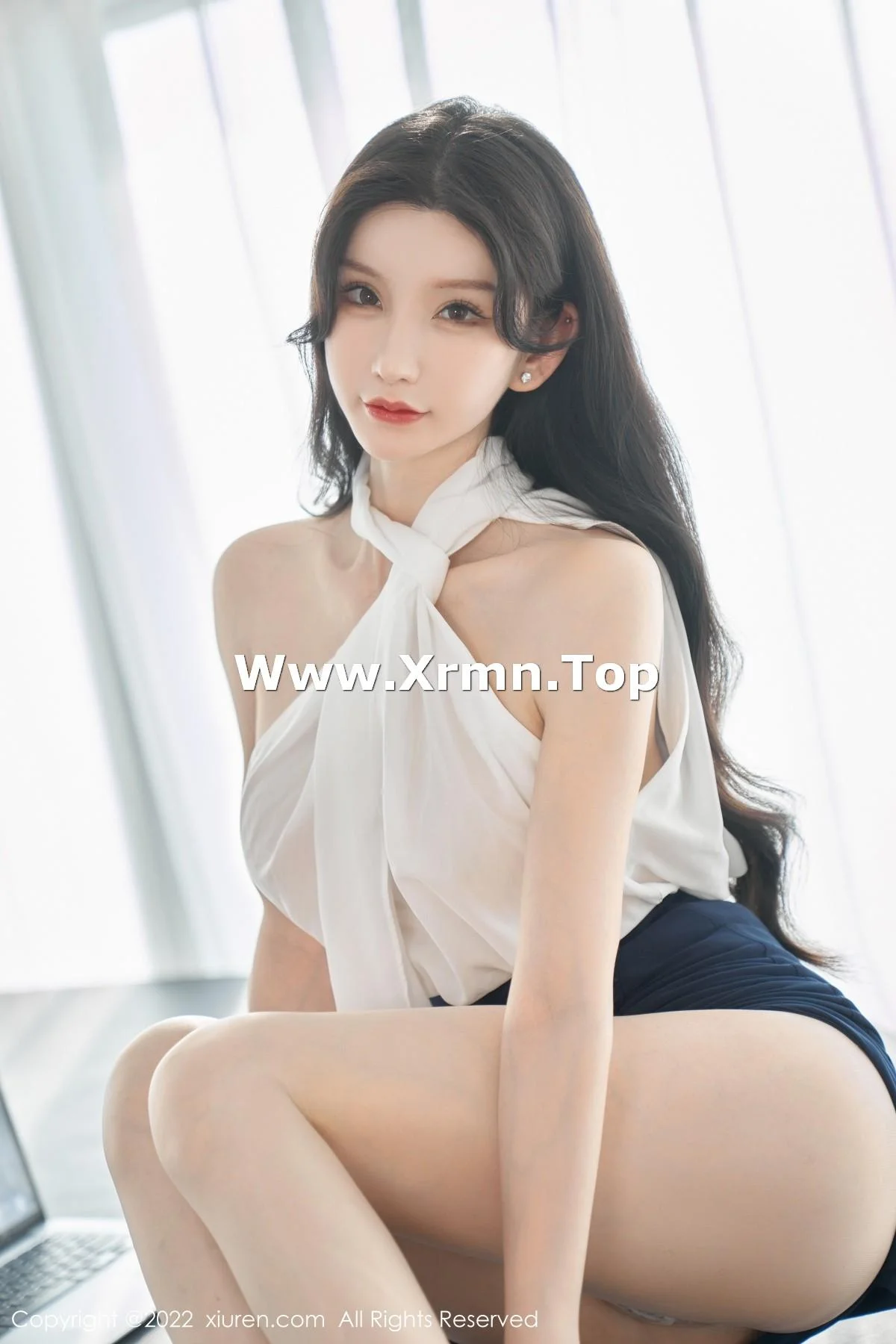 周于希Sally女秘书主题白色轻透衣配黑短裙秀翘臀绝美写真 第 28 张