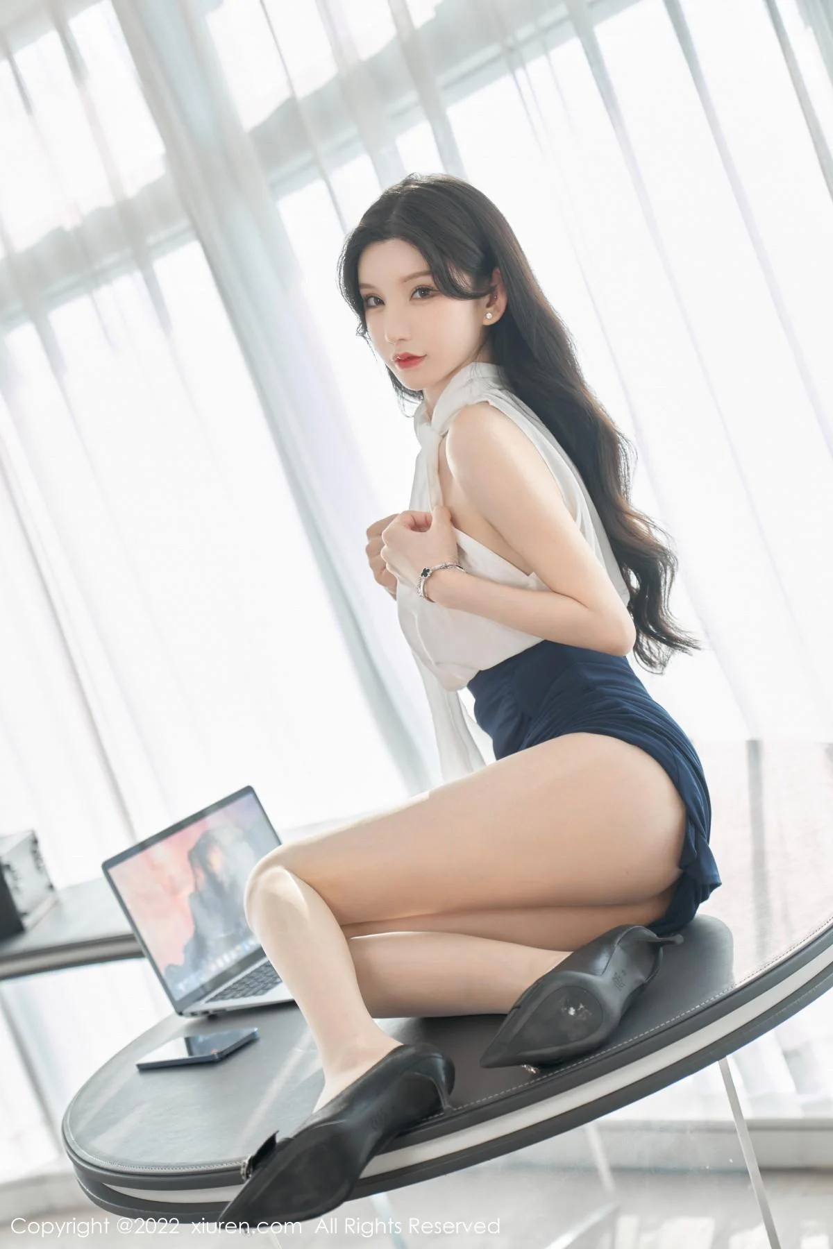 周于希Sally女秘书主题白色轻透衣配黑短裙秀翘臀绝美写真 第 29 张