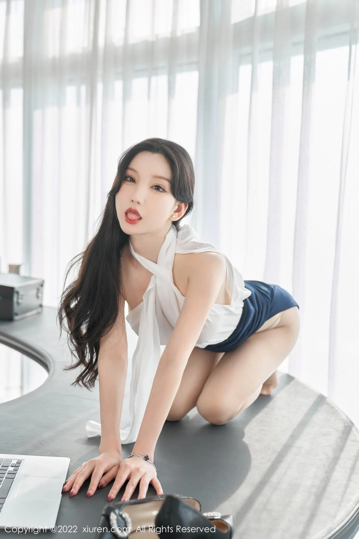 周于希Sally女秘书主题白色轻透衣配黑短裙秀翘臀绝美写真 第 40 张