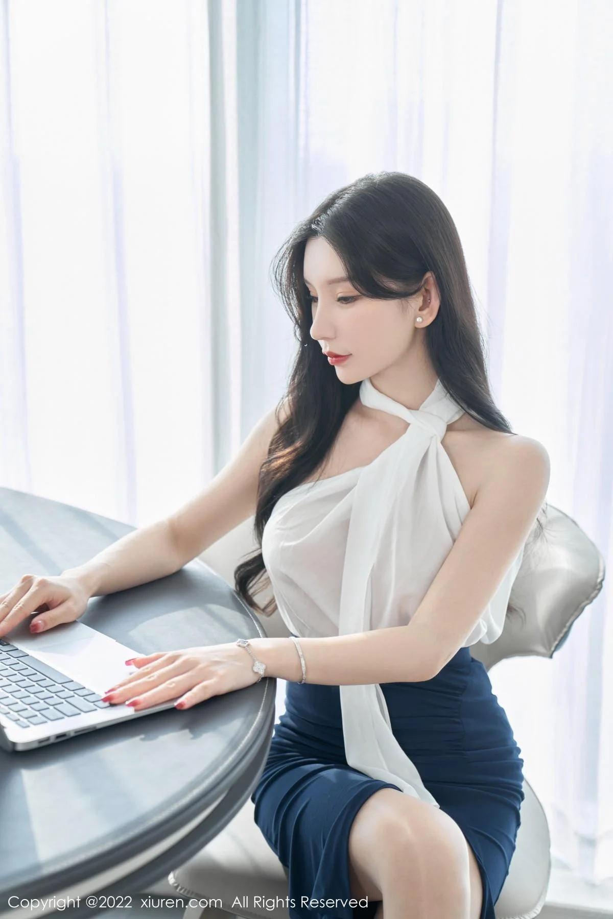 周于希Sally女秘书主题白色轻透衣配黑短裙秀翘臀绝美写真 第 8 张