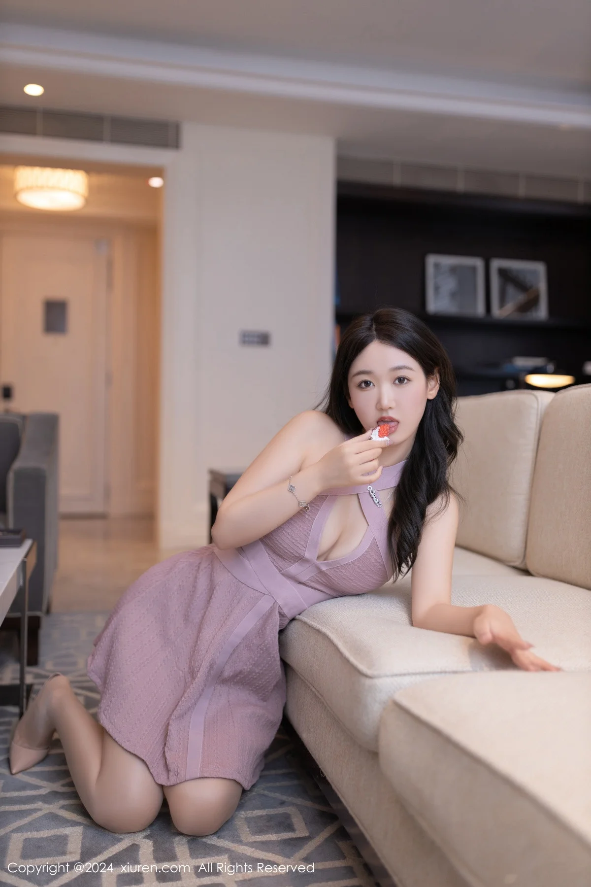 唐安琪性感浅紫色连衣短裙配开档肉丝秀曼妙身姿绝美写真 第 19 张
