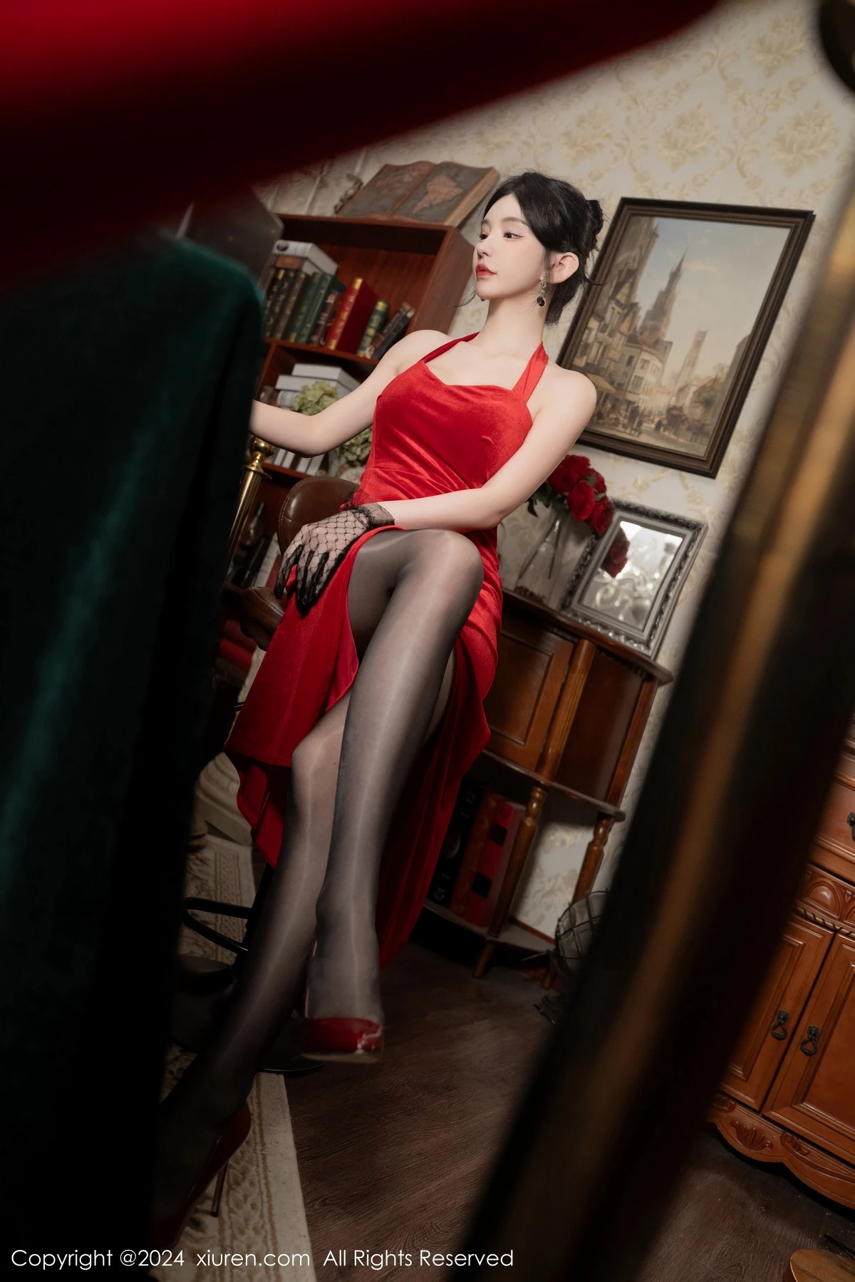 周于希Sally荷官角色扮演红色露肩服饰配无内黑丝绝美写真 第 26 张