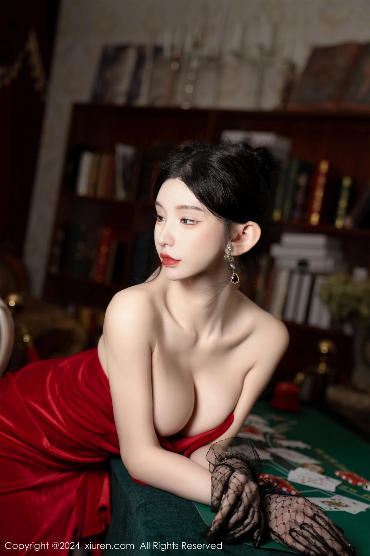 周于希Sally荷官角色扮演红色露肩服饰配无内黑丝绝美写真 第 71 张