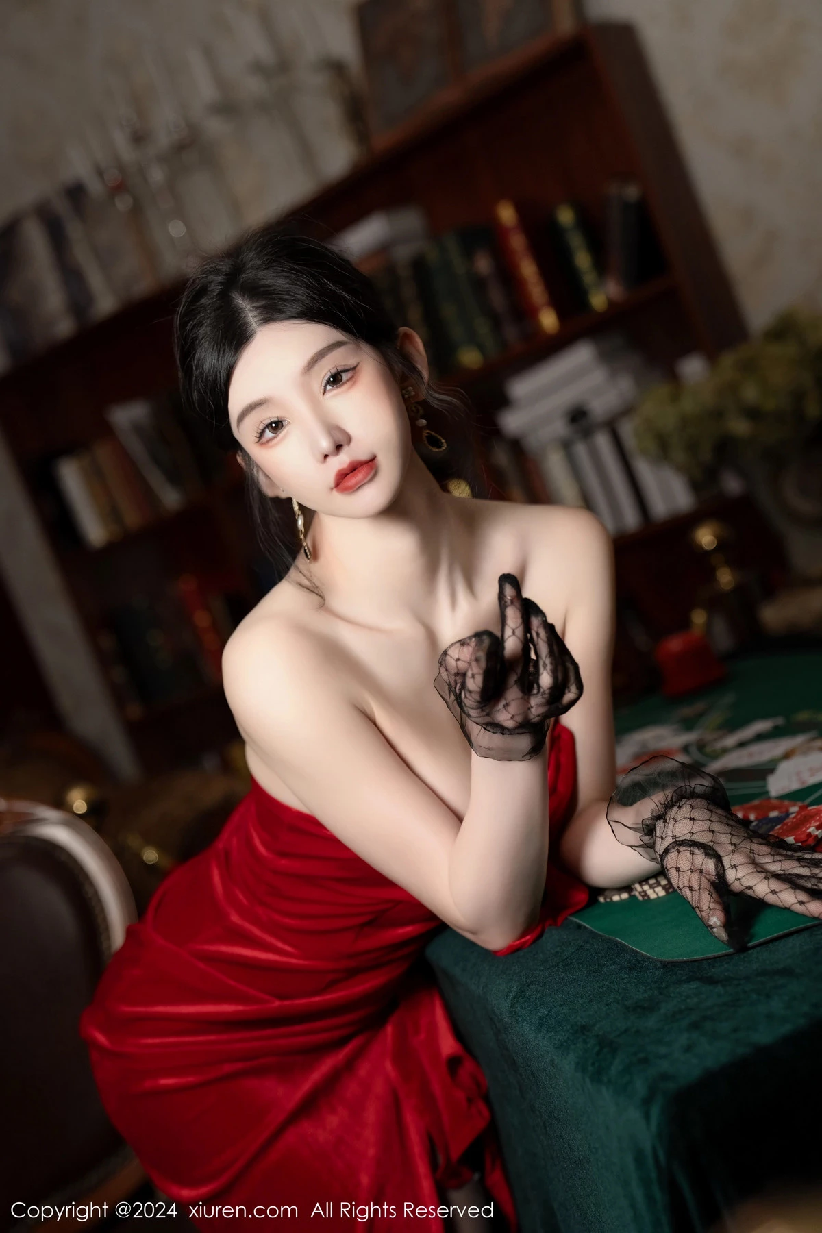 周于希Sally荷官角色扮演红色露肩服饰配无内黑丝绝美写真 第 72 张