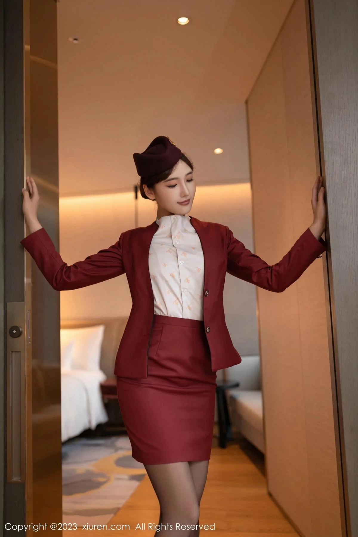 陆萱萱脱空姐制服露性感黑色蕾丝内衣配超薄黑丝绝美写真 第 13 张