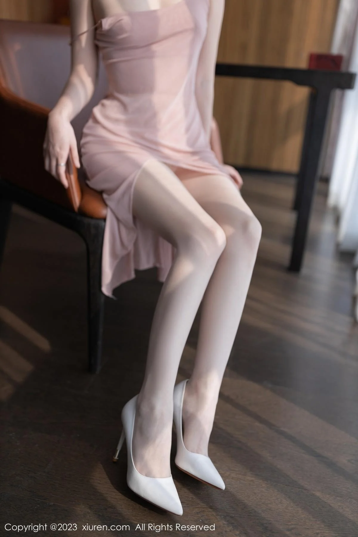 鱼子酱Fish性感粉桃吊带裙配原色丝袜秀曼妙身姿绝美写真 第 15 张