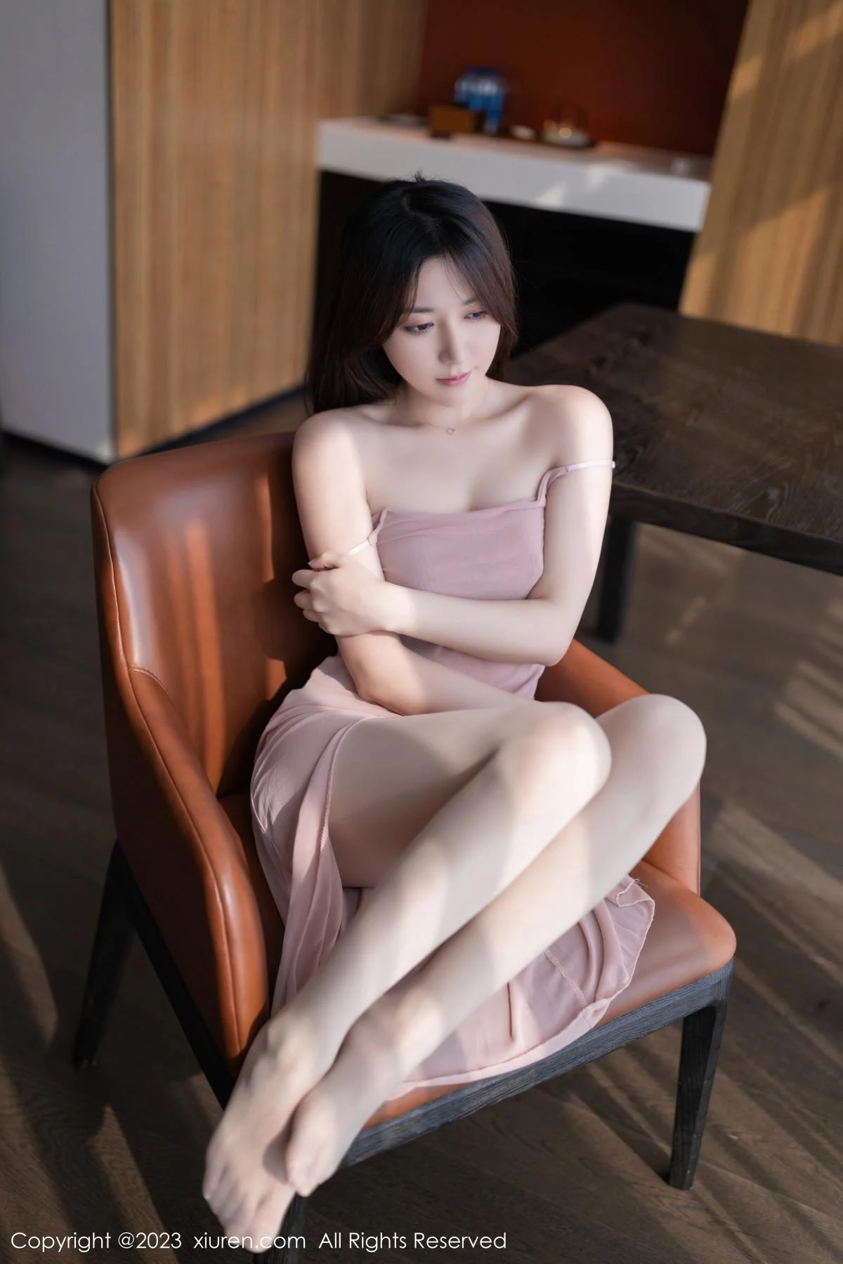 鱼子酱Fish性感粉桃吊带裙配原色丝袜秀曼妙身姿绝美写真 第 18 张
