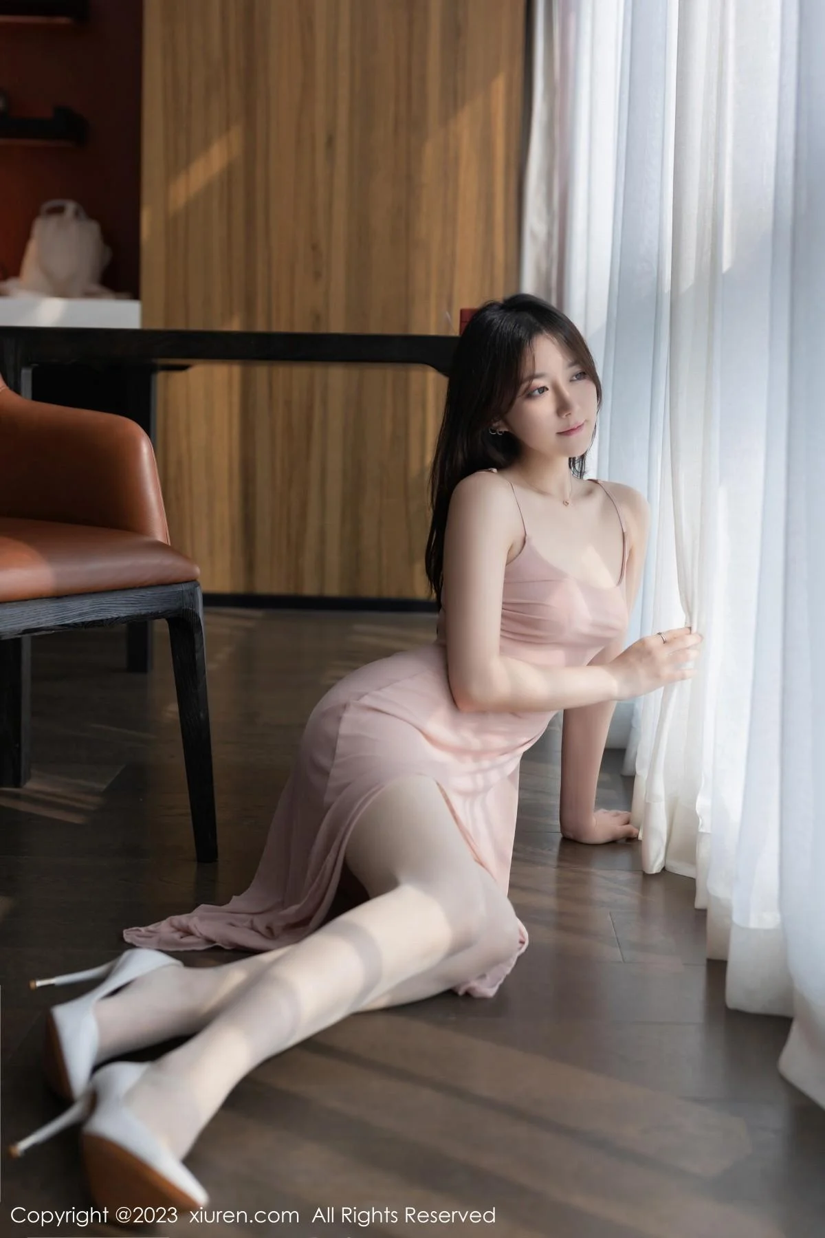鱼子酱Fish性感粉桃吊带裙配原色丝袜秀曼妙身姿绝美写真 第 4 张