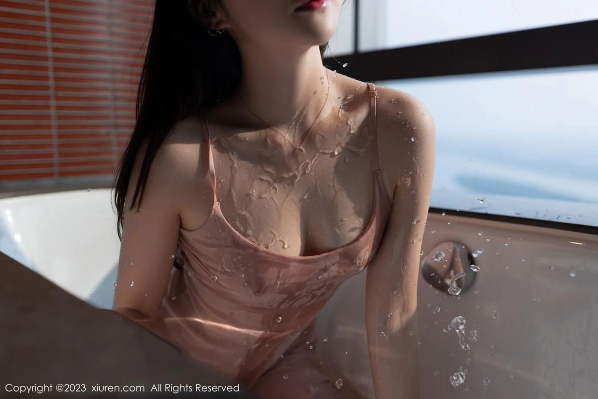 鱼子酱Fish性感粉桃吊带裙配原色丝袜秀曼妙身姿绝美写真 第 72 张