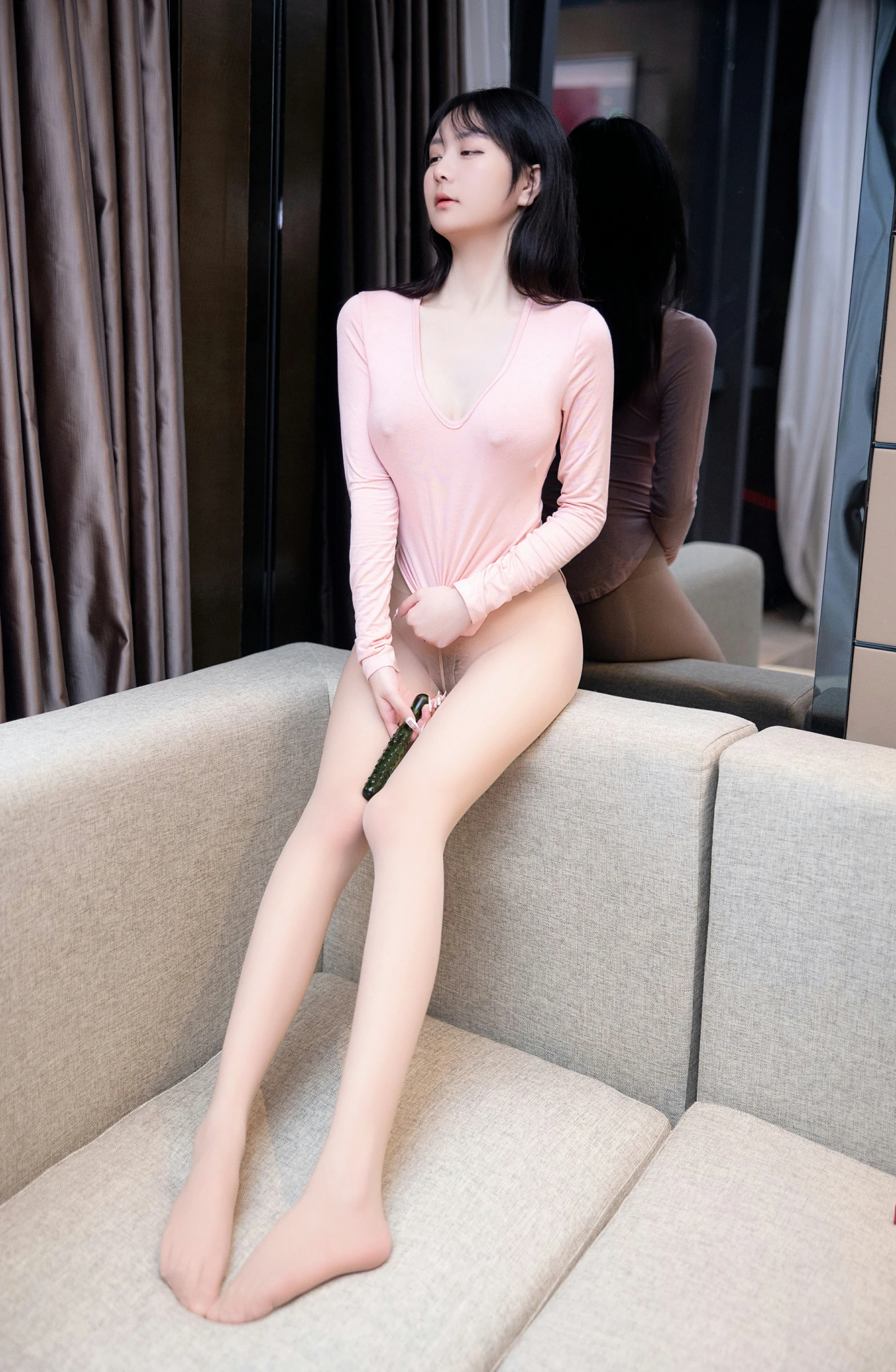 [秀人付费] 谢小蒽(幼幼) 诱人私拍福利 粉色上衣 第 76 张