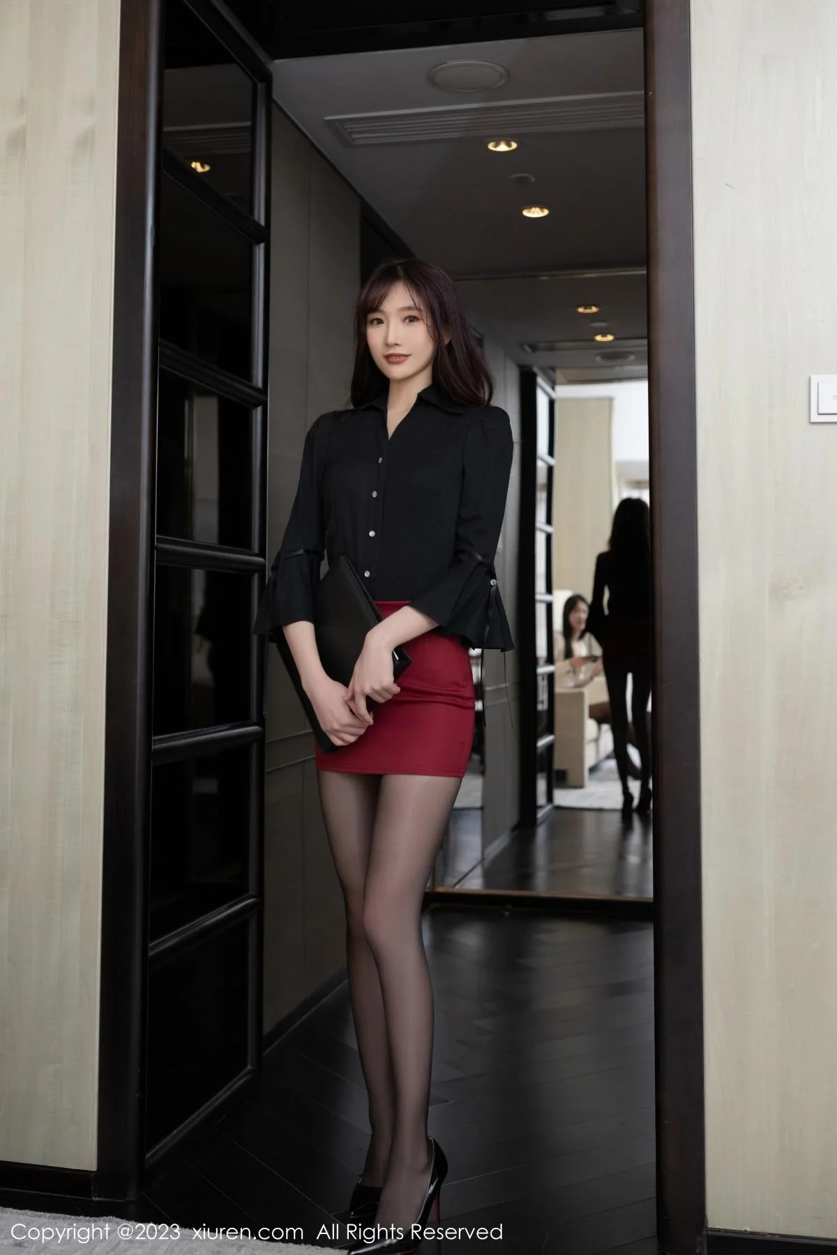 陆萱萱面试主题黑色上衣配红短裙露性感内衣撩人绝美写真 第 1 张