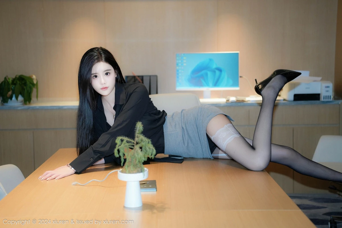 Erikaki性感黑衬衫露肉色内衣配超薄黑丝秀完美身材绝美写真 第 5 张
