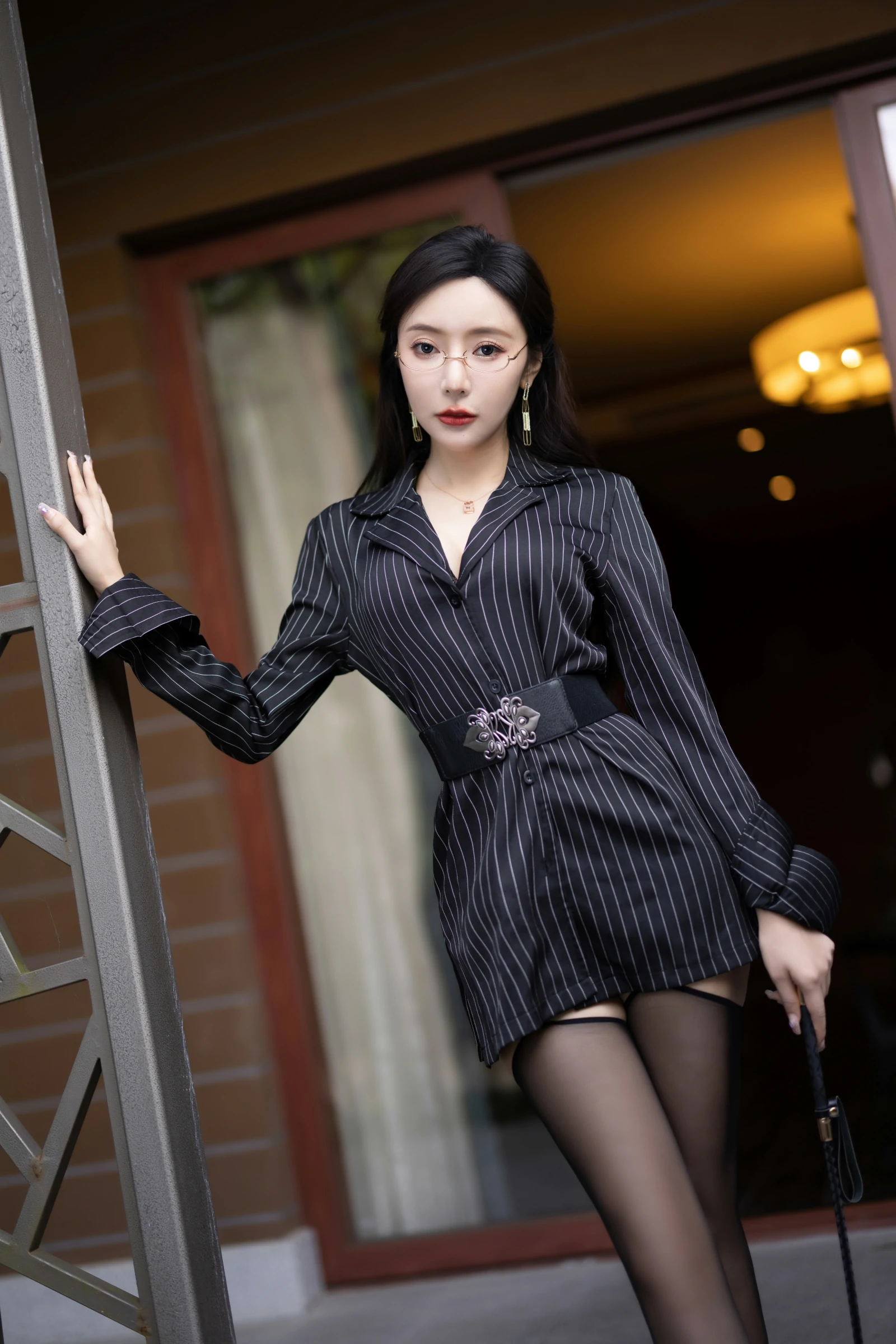 [秀人付费] 王馨瑶Yanni 诱人私拍福利 黑色条纹西服的御姐 第 18 张