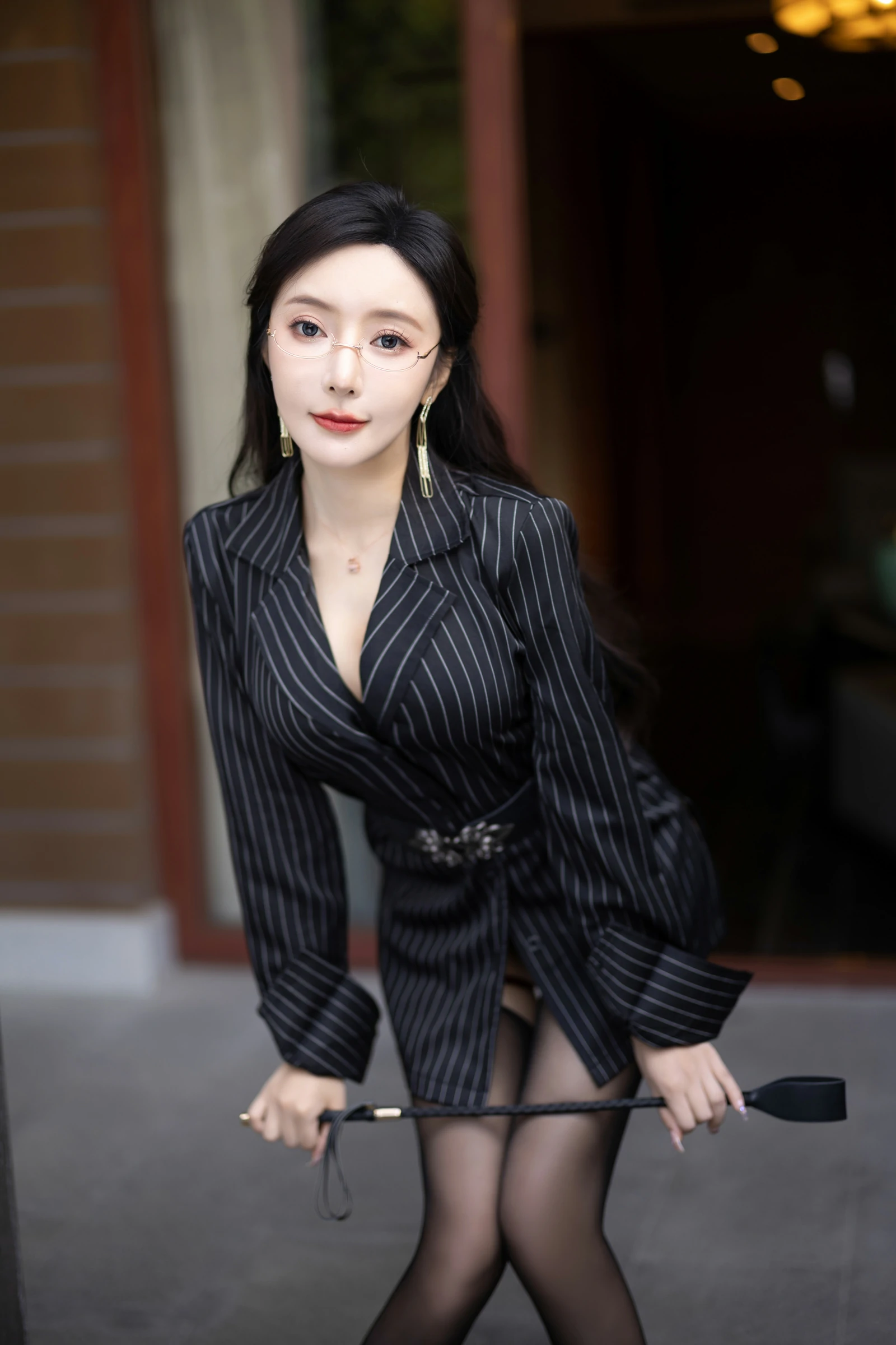 [秀人付费] 王馨瑶Yanni 诱人私拍福利 黑色条纹西服的御姐 第 20 张
