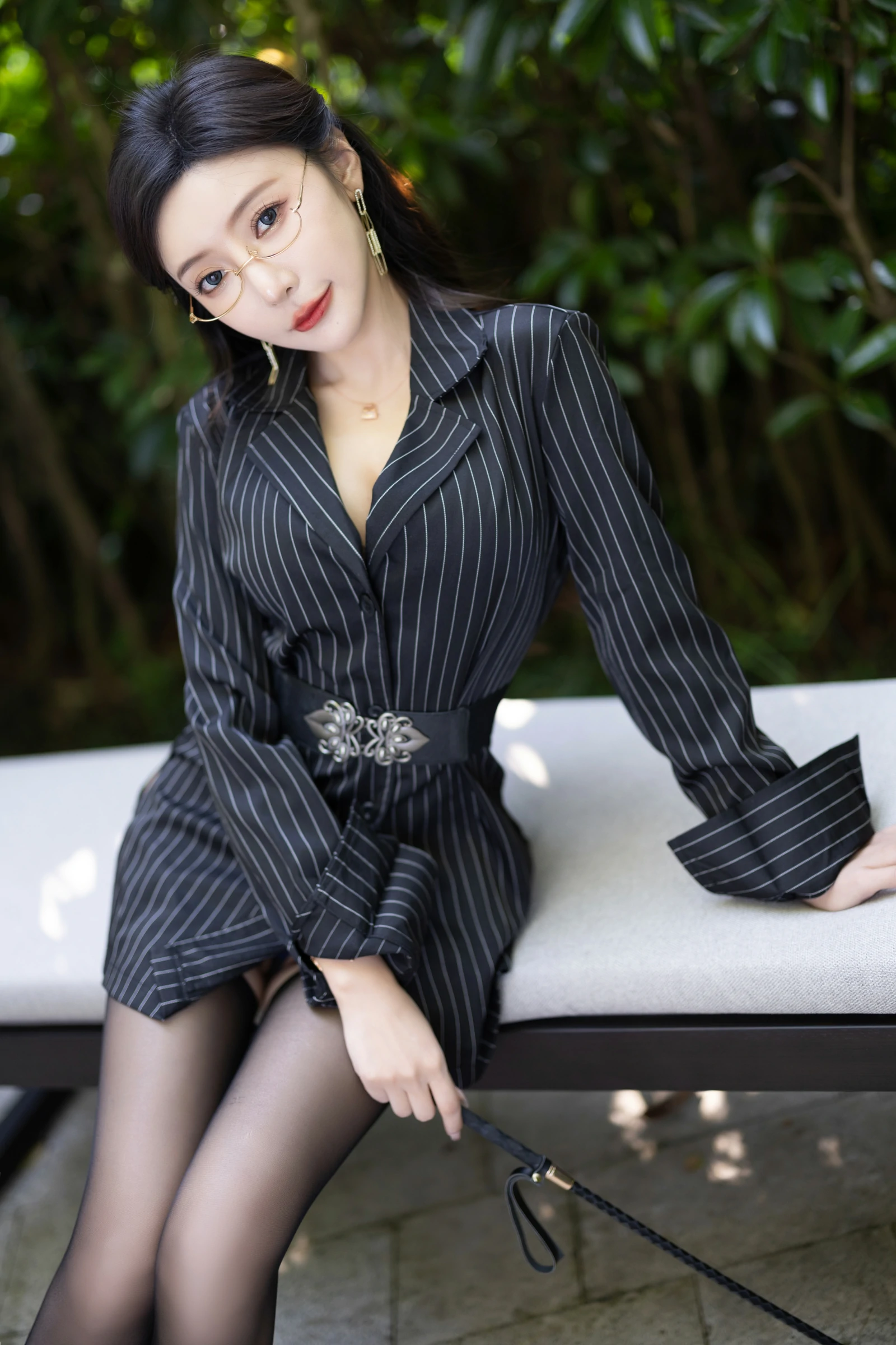 [秀人付费] 王馨瑶Yanni 诱人私拍福利 黑色条纹西服的御姐 第 3 张