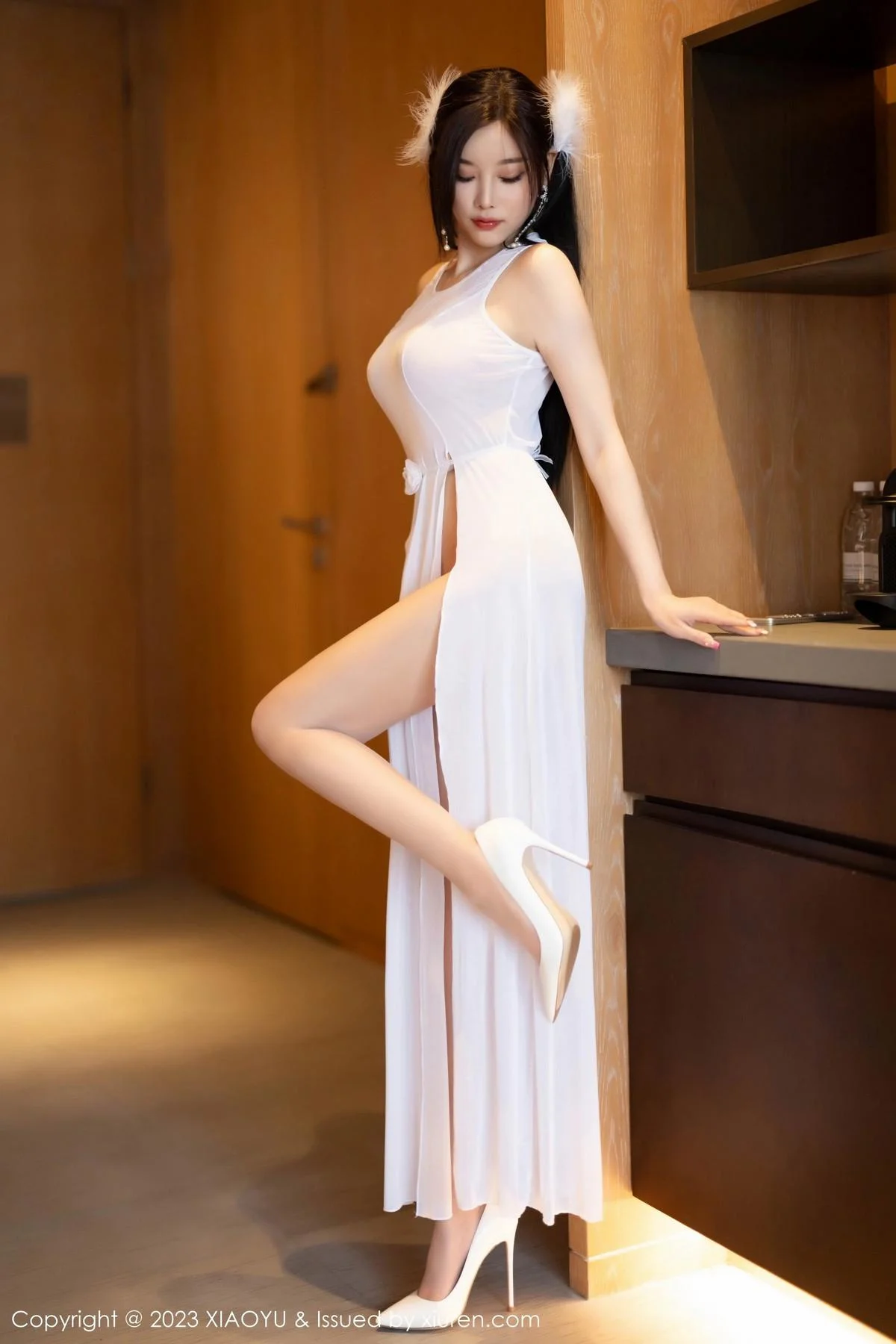 杨晨晨Yome性感白色连衣长裙配白丝袜秀丰腴身材绝美写真 第 1 张