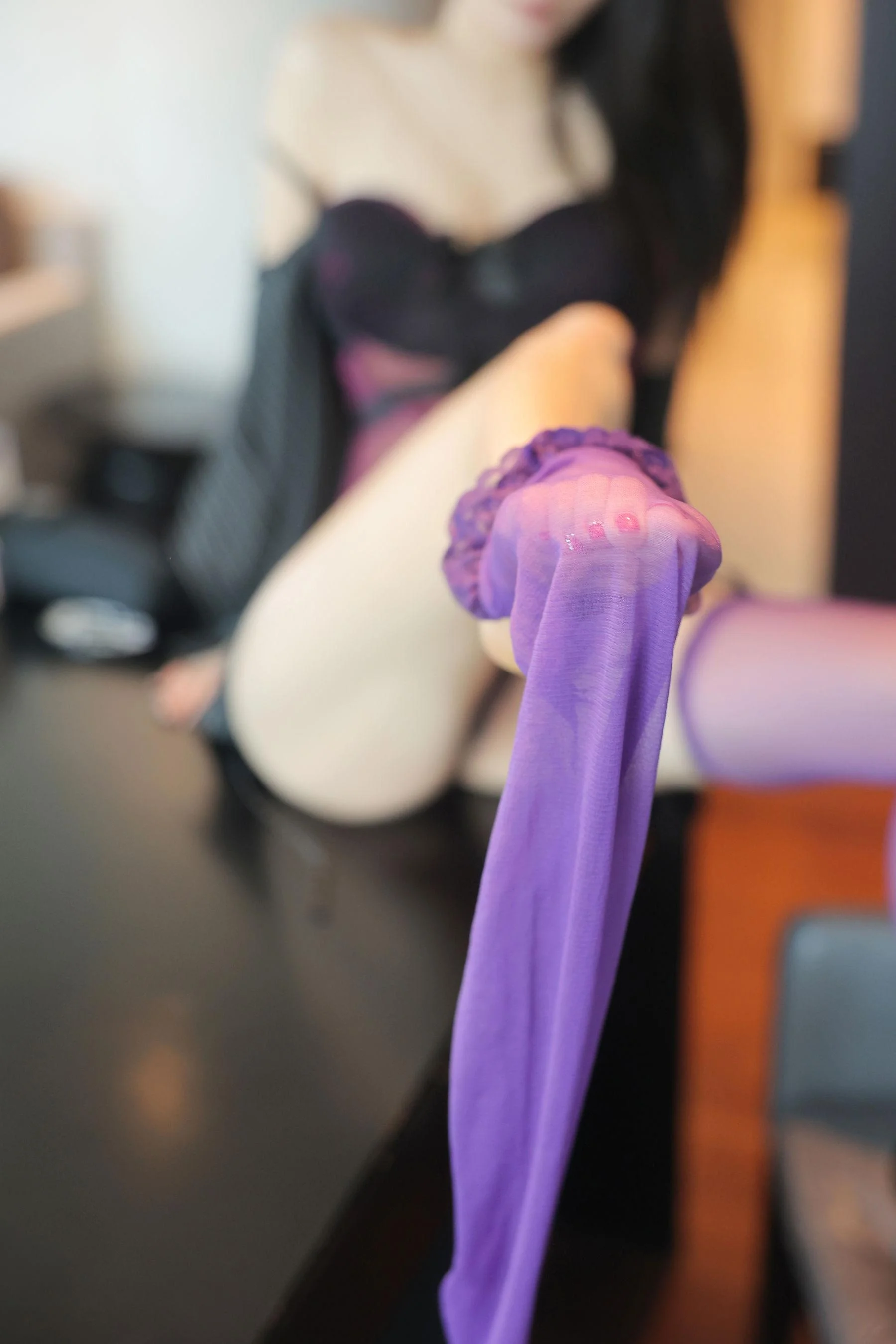 [秀人付费] Candy糖糖 诱人私拍福利 翘臀丁裤紫色丝袜 第 96 张
