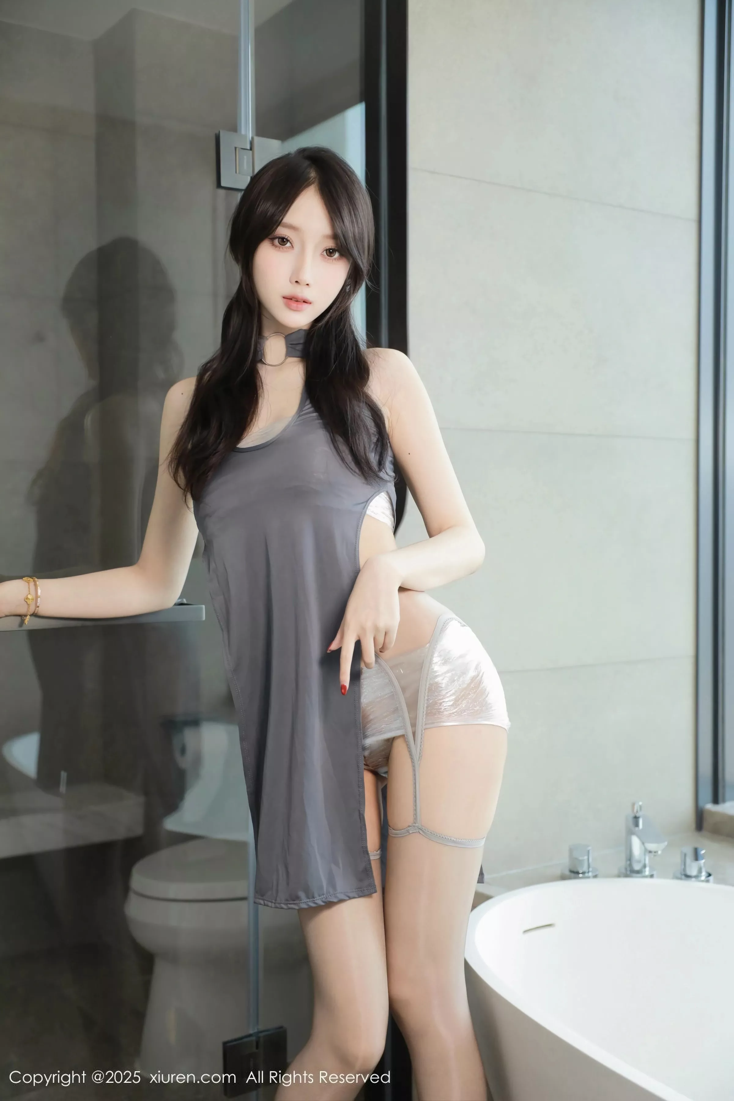 玥儿玥er性感灰色情趣服饰配灰丝吊袜秀完美身材绝美写真 第 12 张