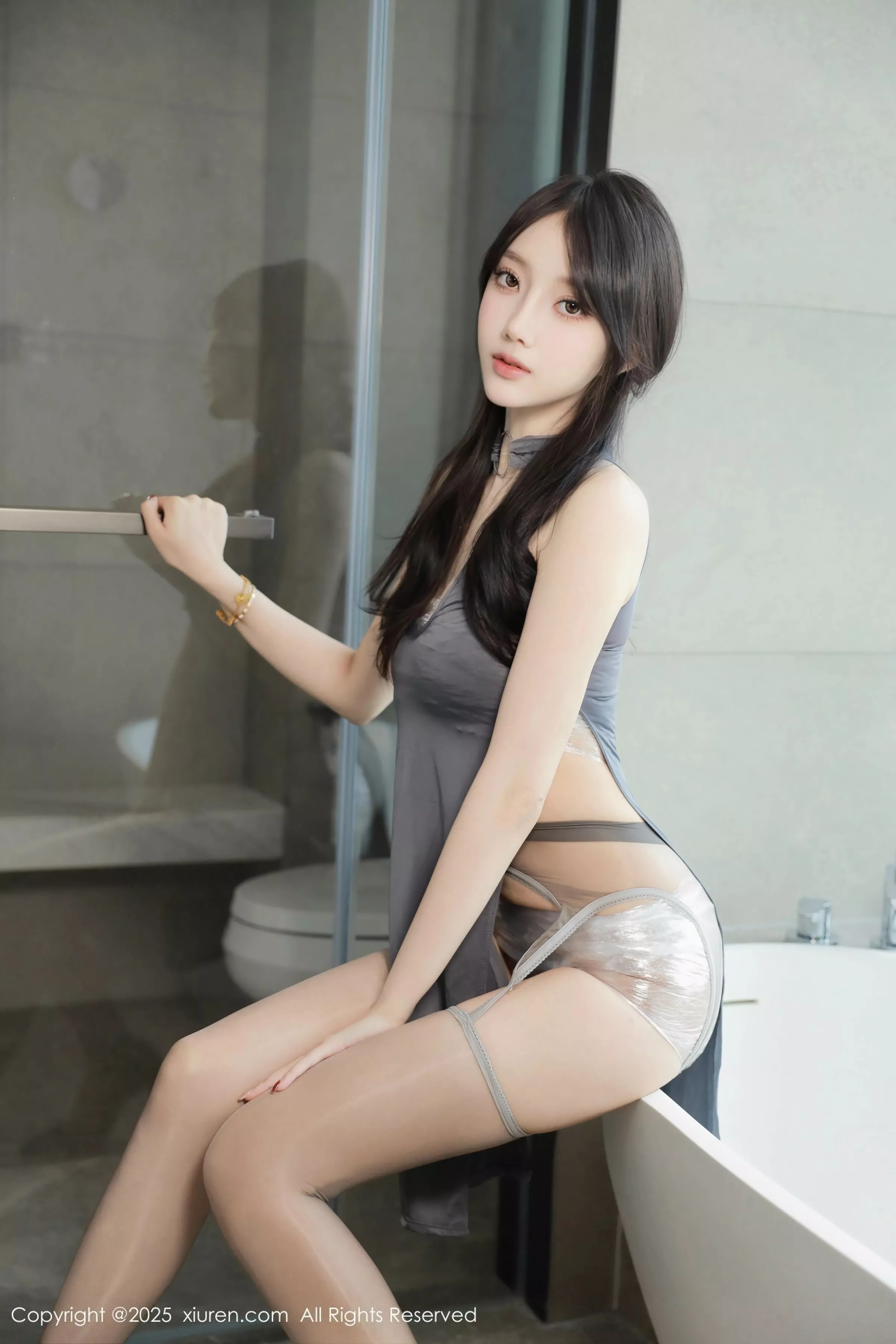 玥儿玥er性感灰色情趣服饰配灰丝吊袜秀完美身材绝美写真 第 9 张