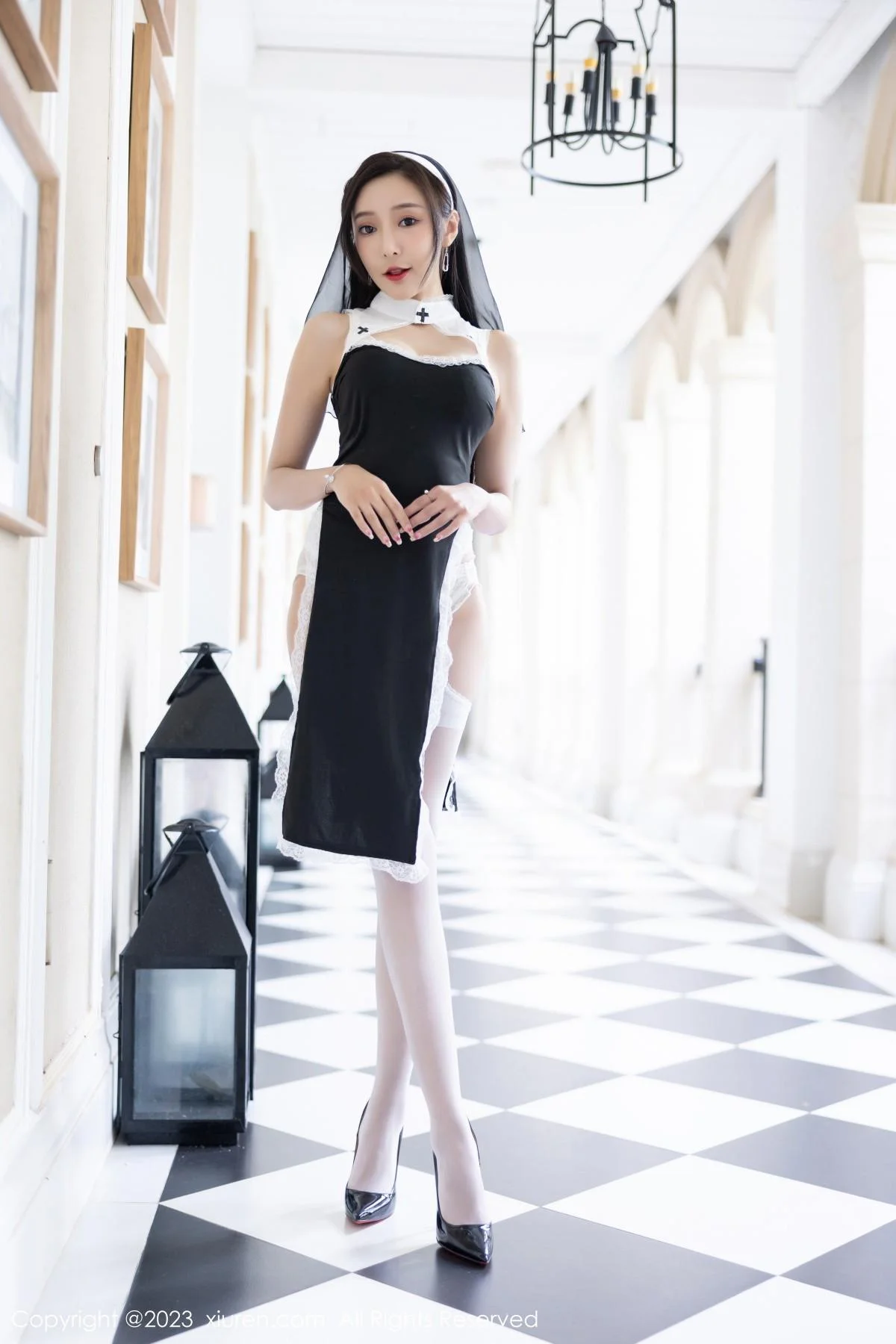 王馨瑶yanni私房半脱露白色蕾丝内衣配白丝吊袜惹火绝美写真 第 10 张
