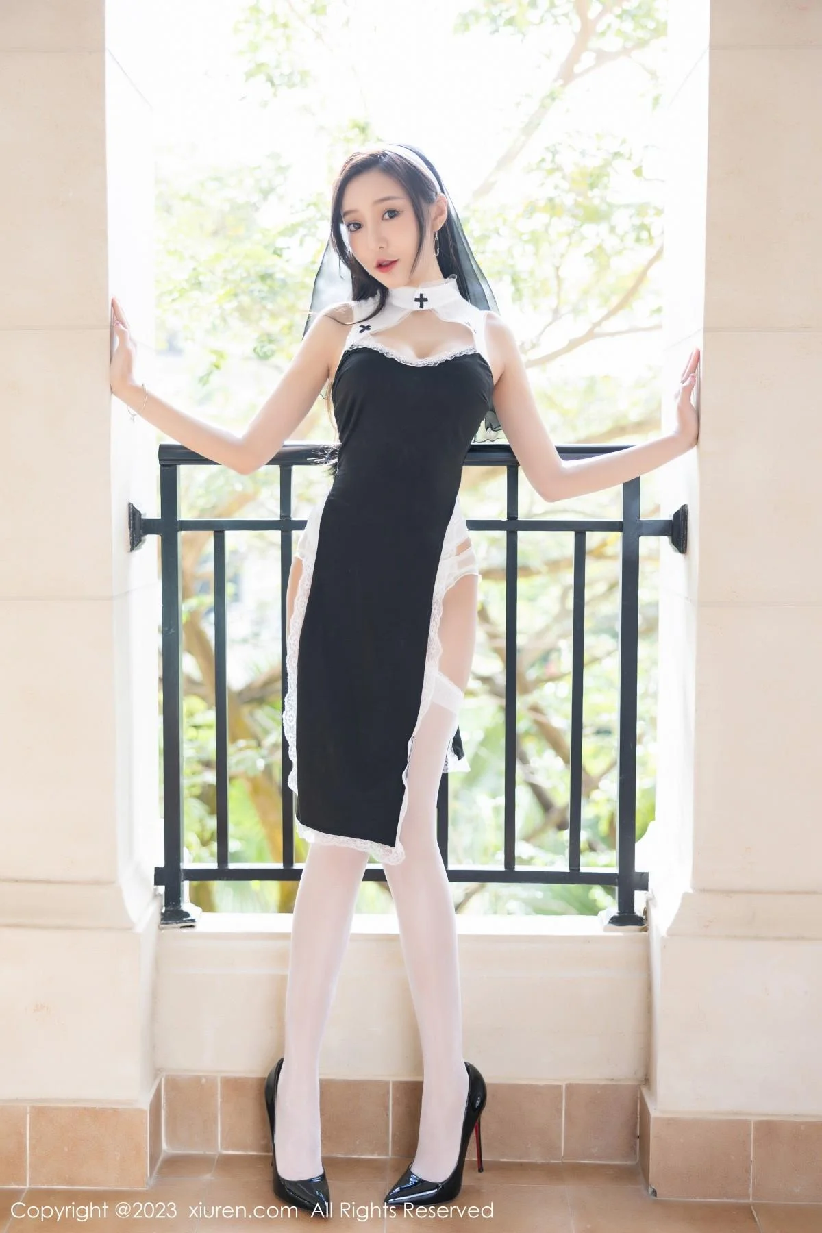 王馨瑶yanni私房半脱露白色蕾丝内衣配白丝吊袜惹火绝美写真 第 13 张