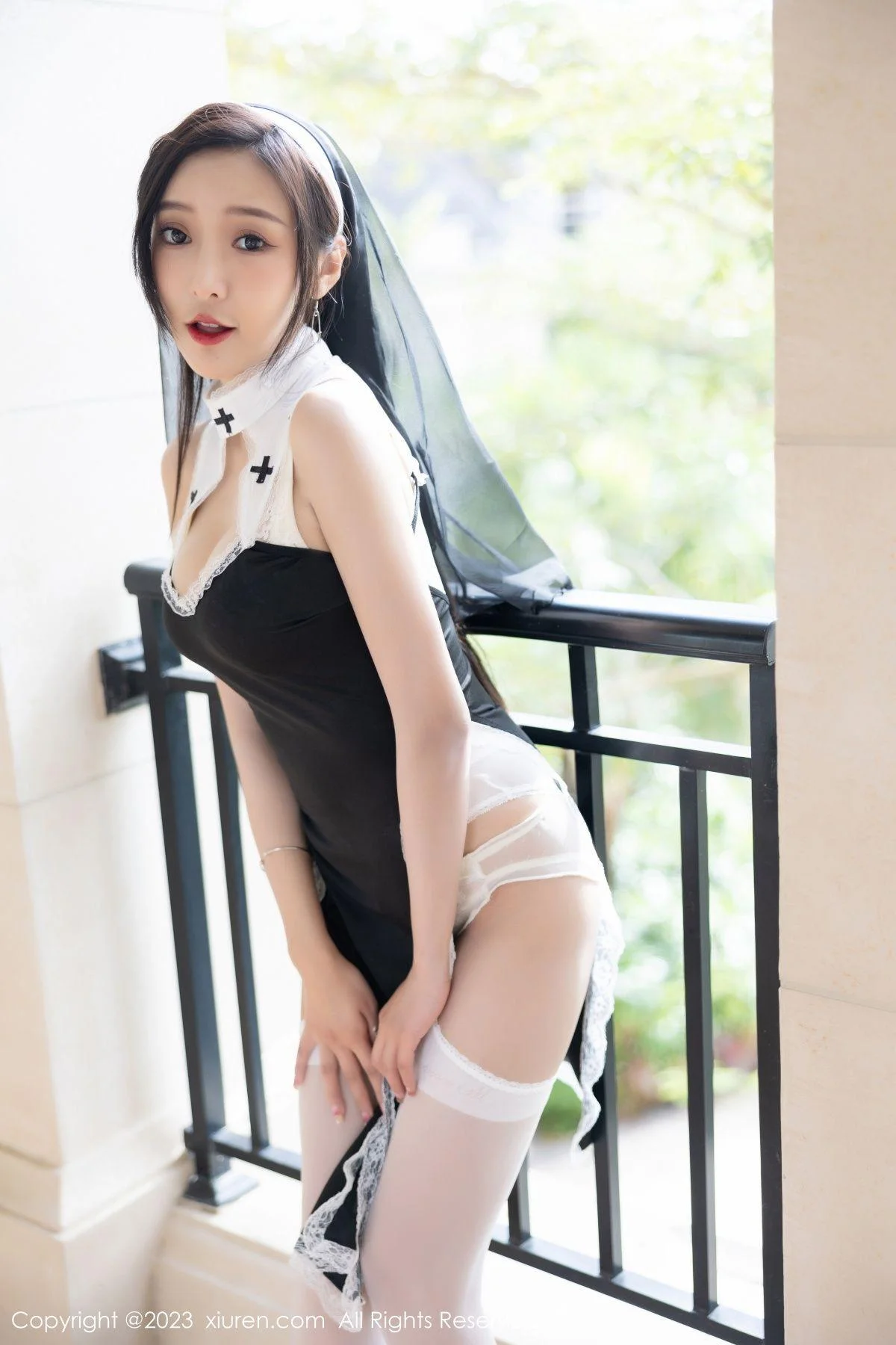 王馨瑶yanni私房半脱露白色蕾丝内衣配白丝吊袜惹火绝美写真 第 17 张
