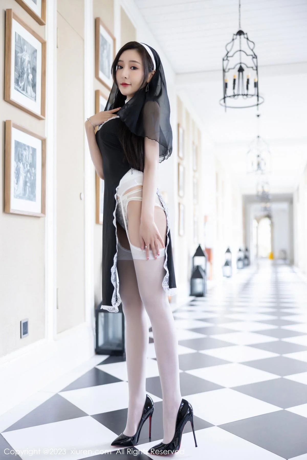 王馨瑶yanni私房半脱露白色蕾丝内衣配白丝吊袜惹火绝美写真 第 5 张
