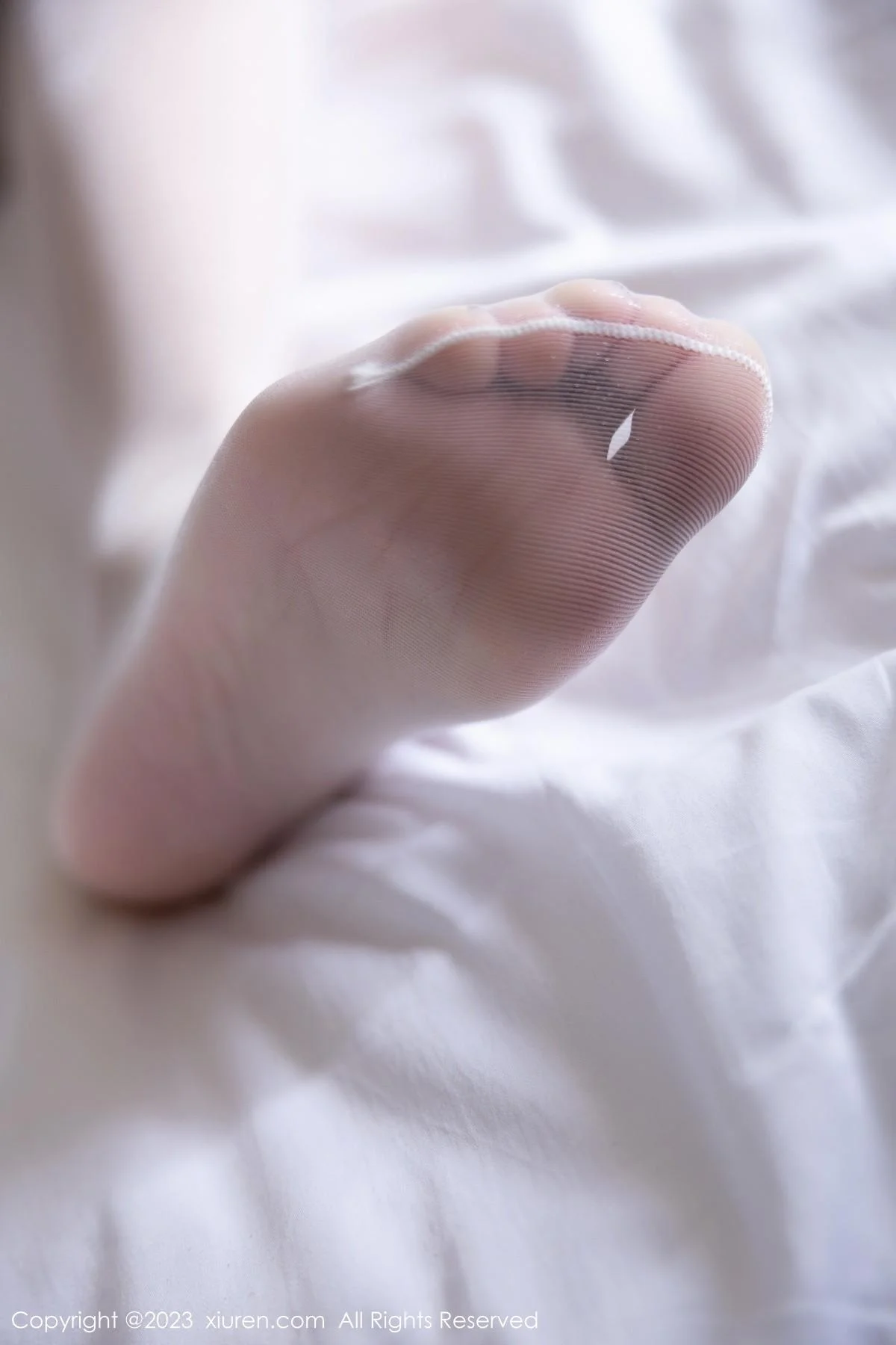 王馨瑶yanni私房半脱露白色蕾丝内衣配白丝吊袜惹火绝美写真 第 56 张