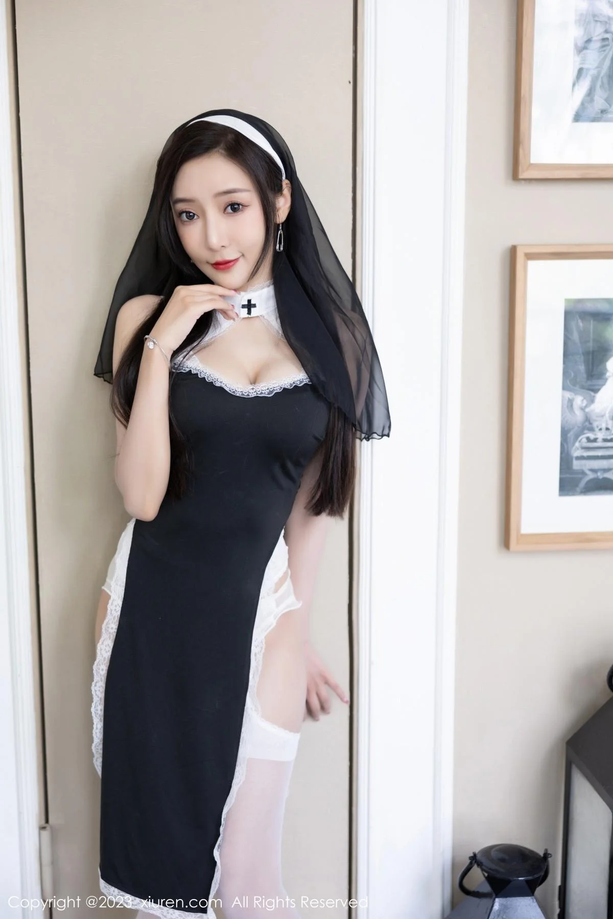 王馨瑶yanni私房半脱露白色蕾丝内衣配白丝吊袜惹火绝美写真 第 7 张