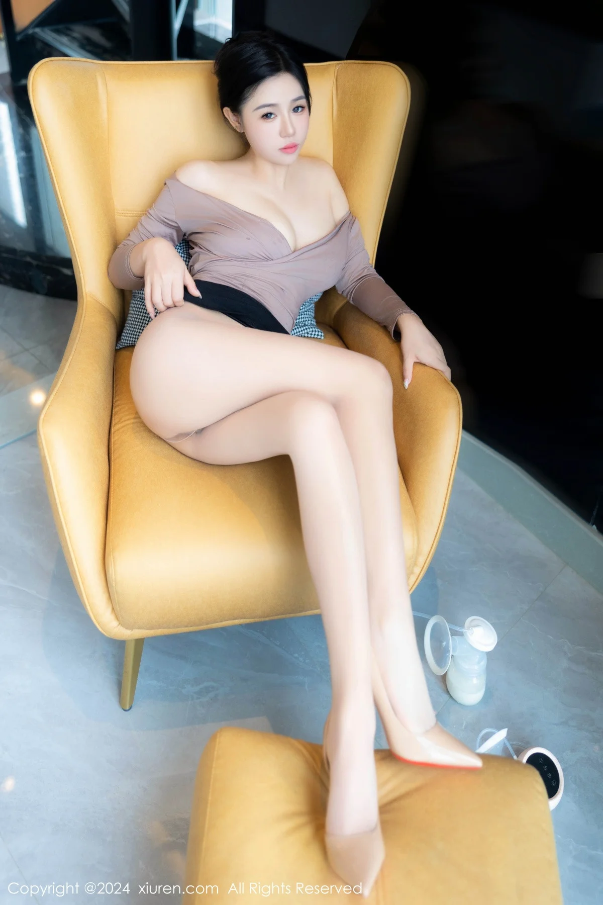 金小依性感浅粉上衣配黑短裙露超薄肉丝秀惹火身材绝美写真 第 104 张