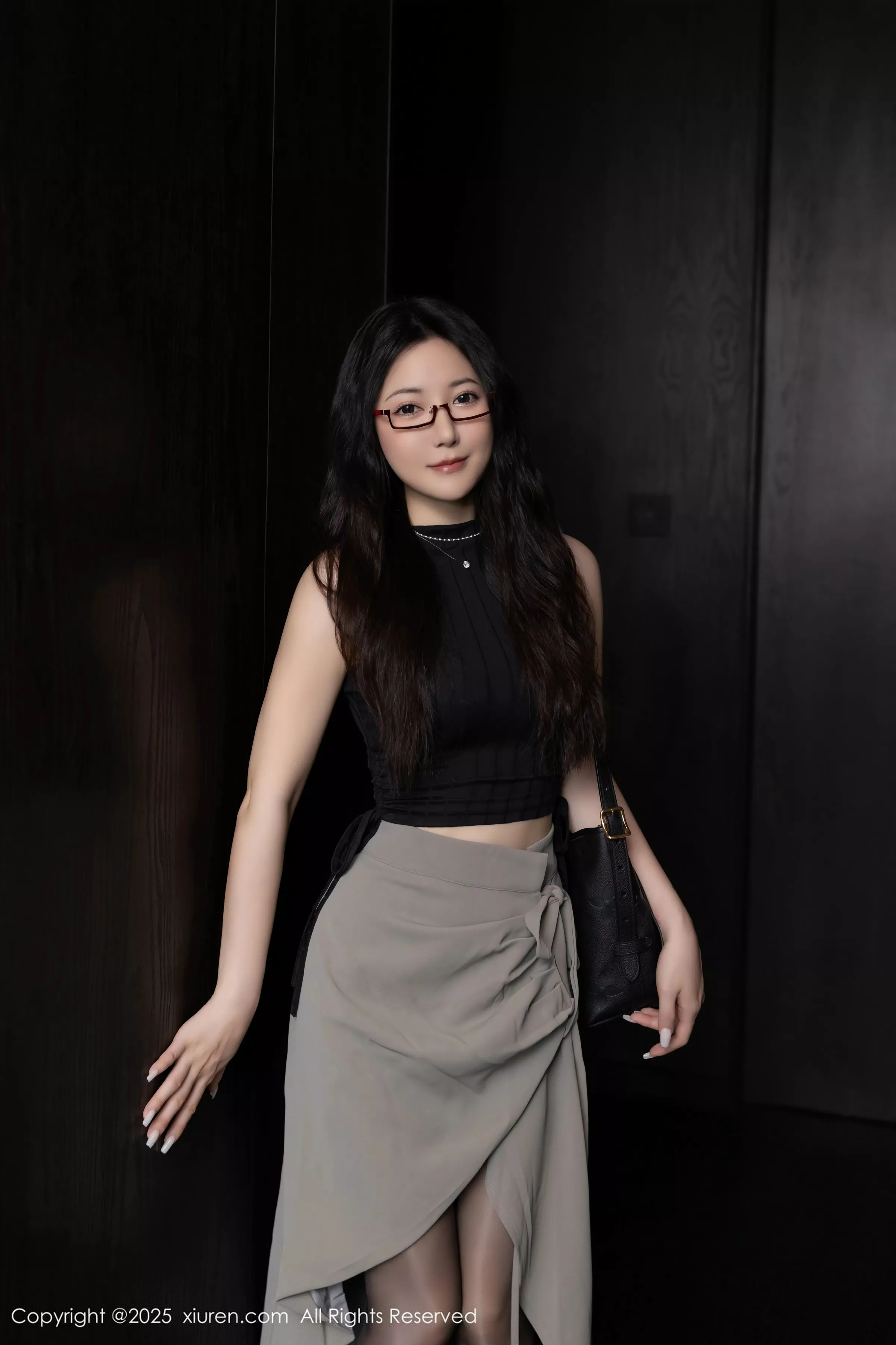 鱼子酱Fish私房性感紫色内衣配黑丝吊袜秀完美身材绝美写真 第 2 张