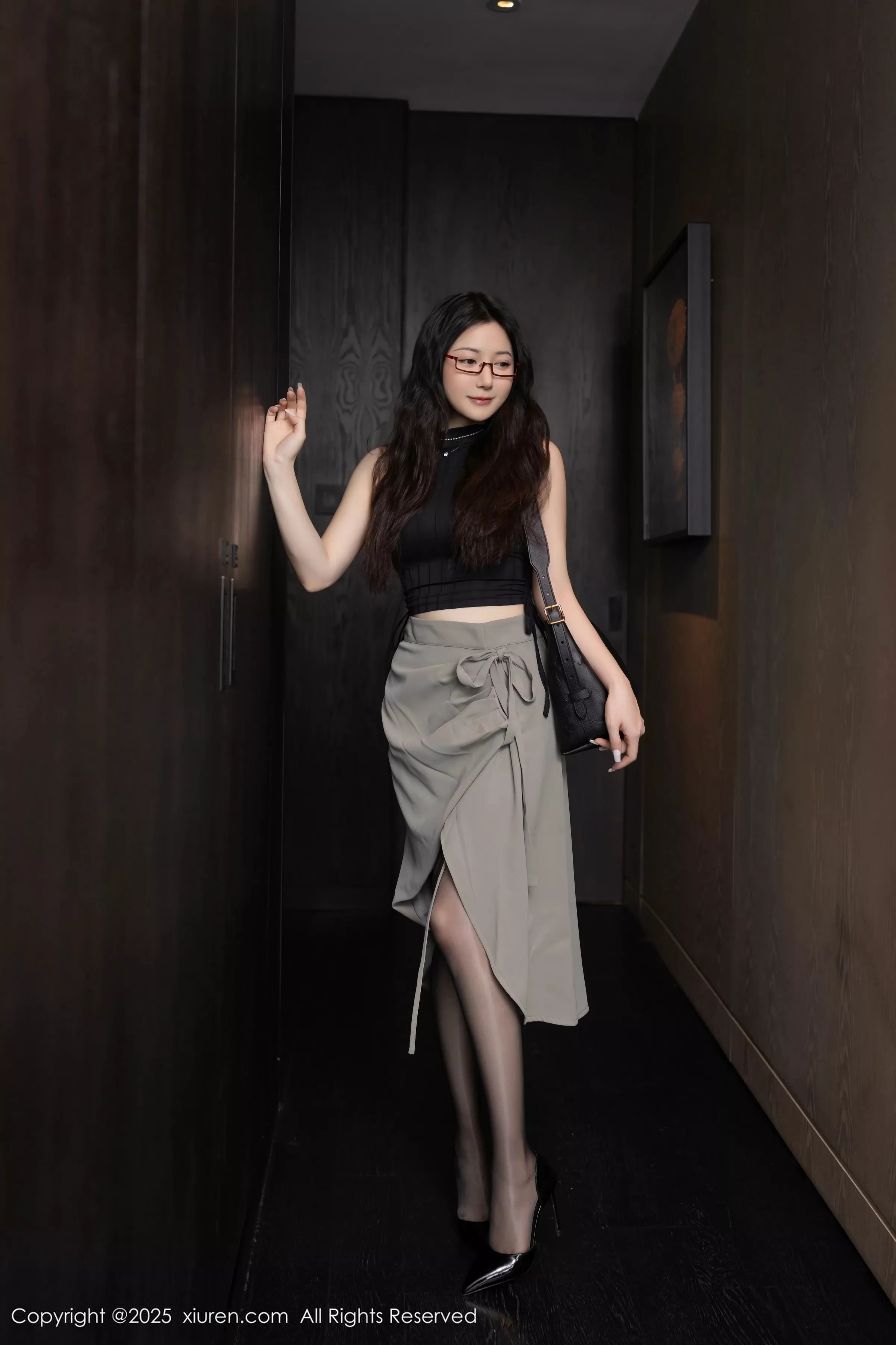 鱼子酱Fish私房性感紫色内衣配黑丝吊袜秀完美身材绝美写真 第 3 张