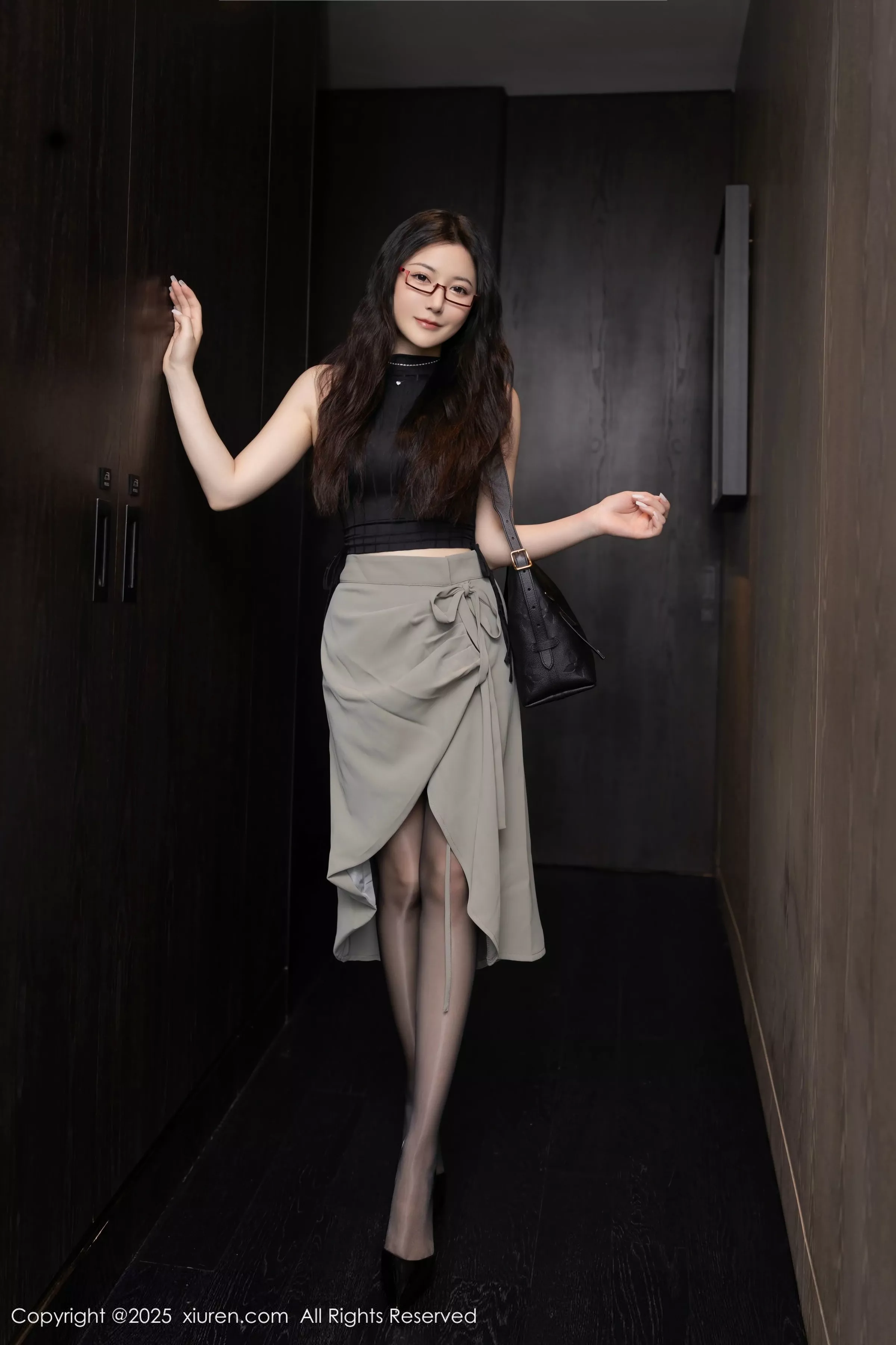 鱼子酱Fish私房性感紫色内衣配黑丝吊袜秀完美身材绝美写真 第 5 张