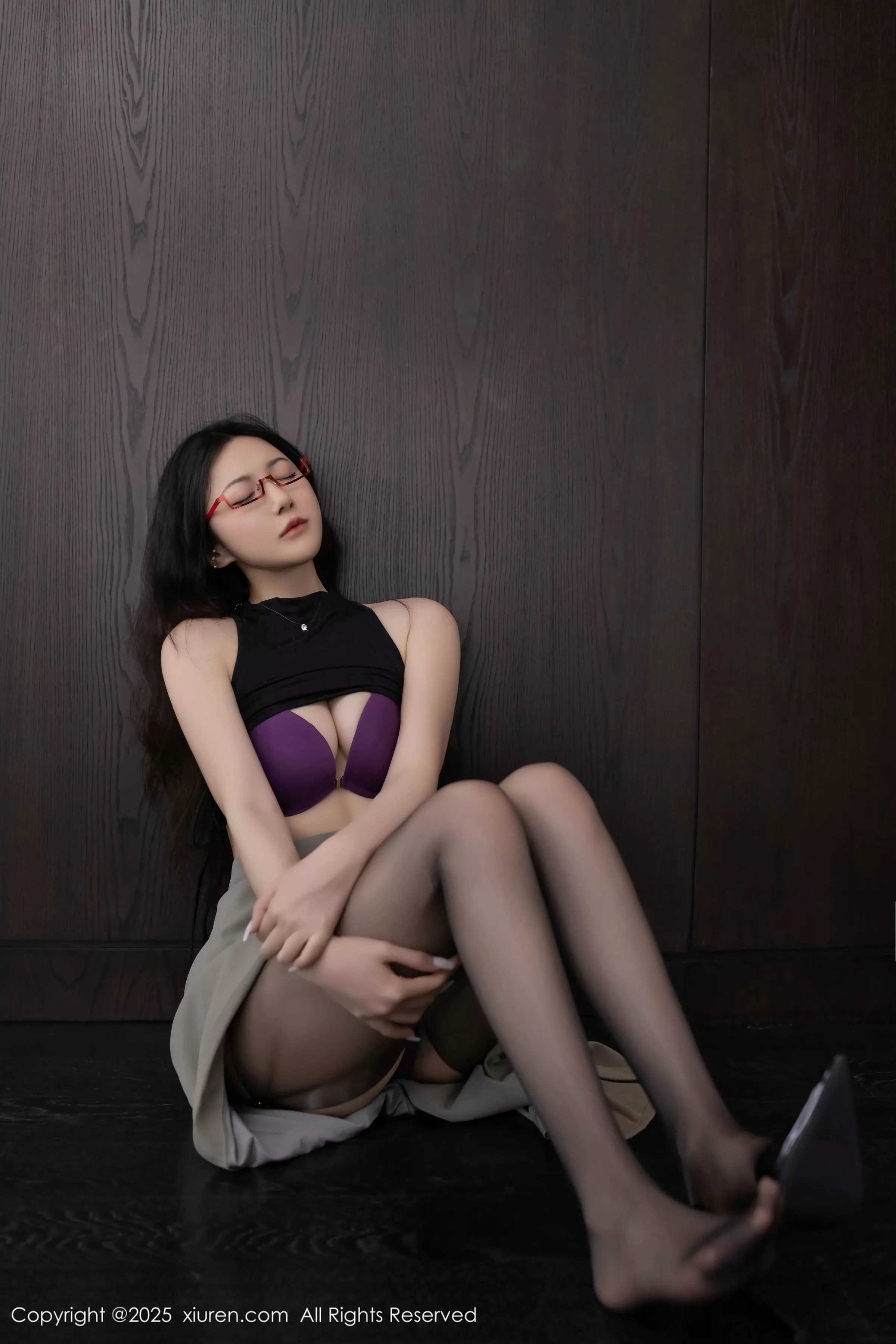 鱼子酱Fish私房性感紫色内衣配黑丝吊袜秀完美身材绝美写真 第 66 张