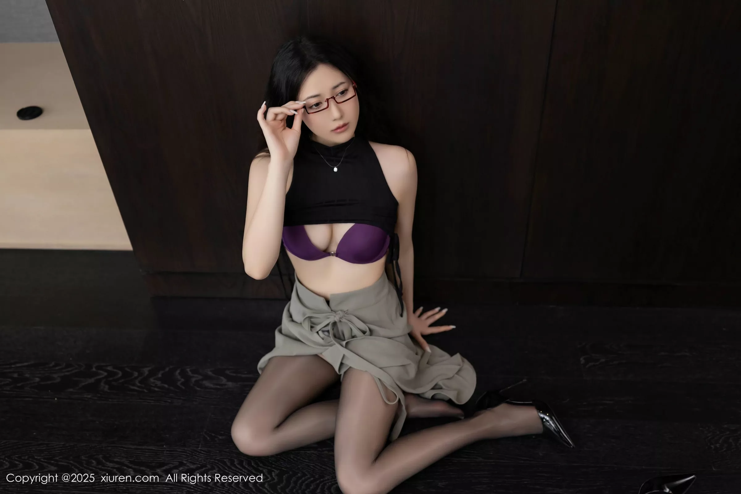 鱼子酱Fish私房性感紫色内衣配黑丝吊袜秀完美身材绝美写真 第 69 张