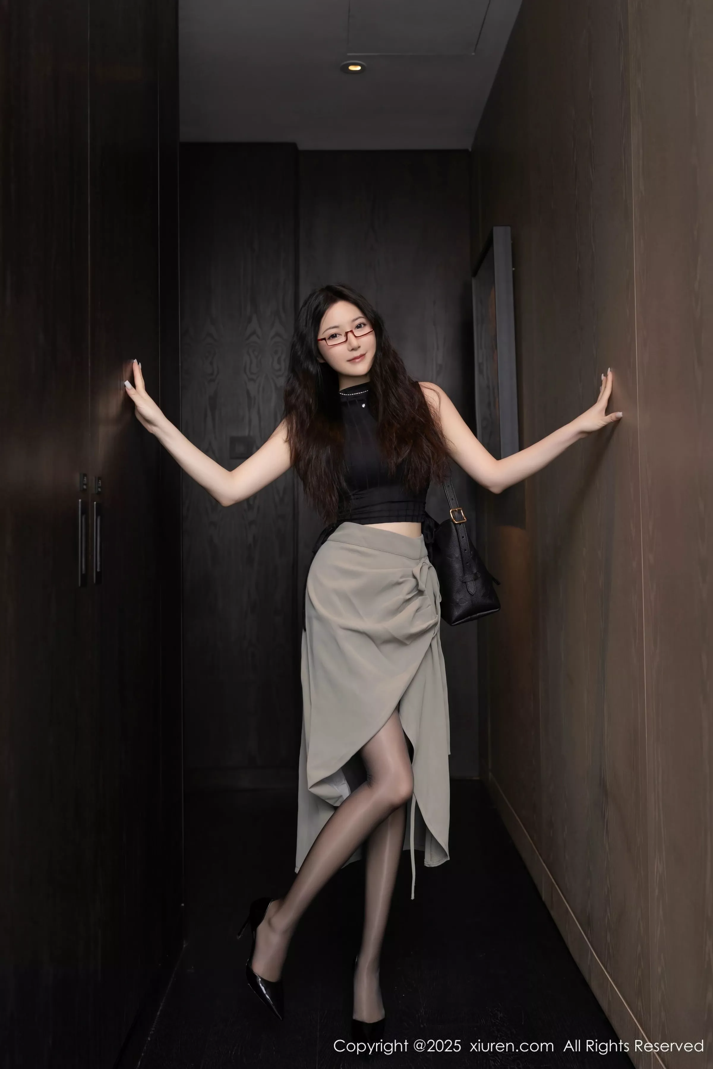 鱼子酱Fish私房性感紫色内衣配黑丝吊袜秀完美身材绝美写真 第 8 张