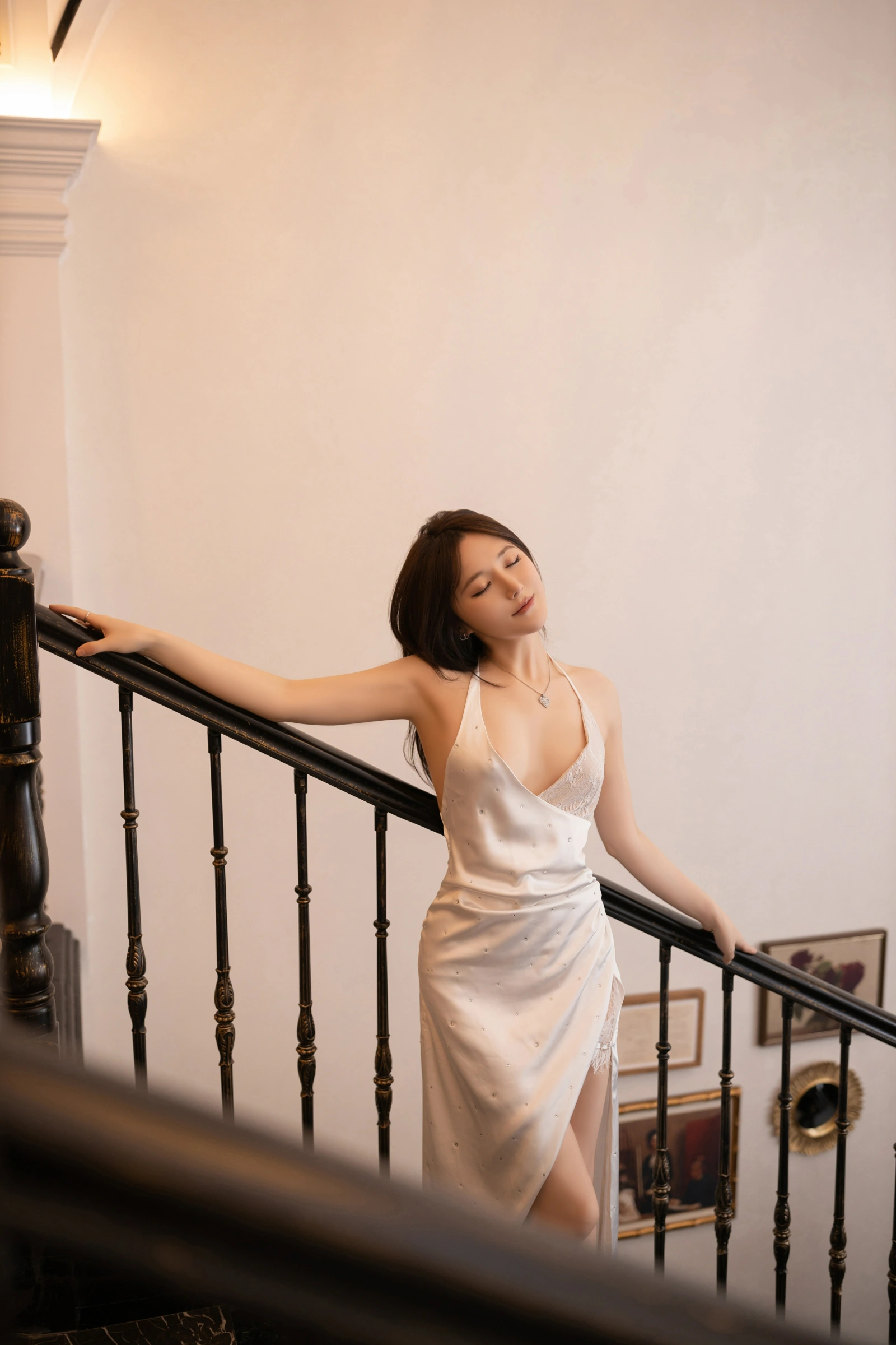 [秀人付费] 鱼子酱 诱人私拍福利 白色礼服 第 13 张
