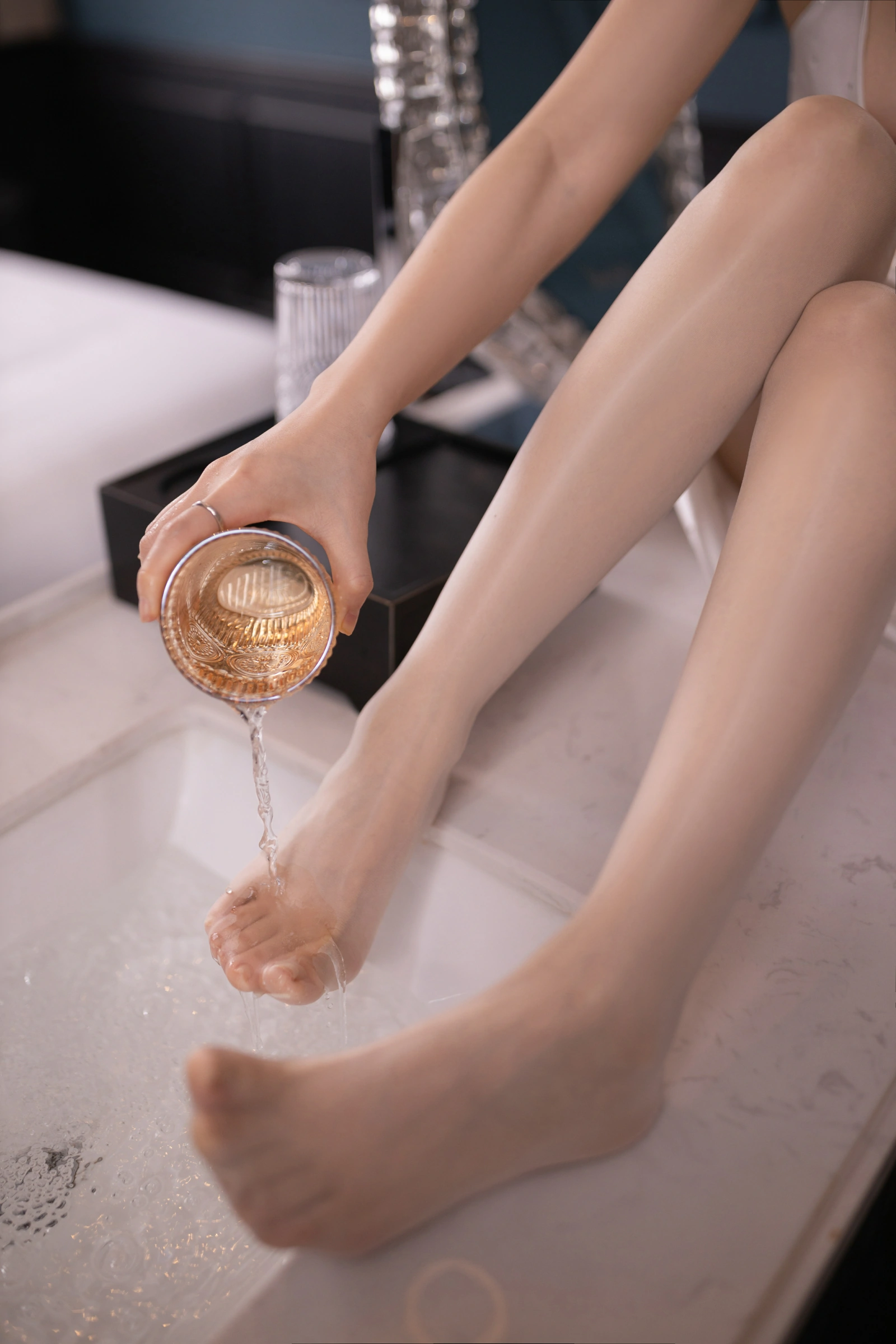 [秀人付费] 鱼子酱 诱人私拍福利 白色礼服 第 51 张