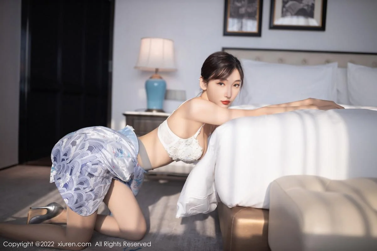 陆萱萱性感青花瓷图案旗袍配超薄肉丝秀完美身材绝美写真 第 24 张