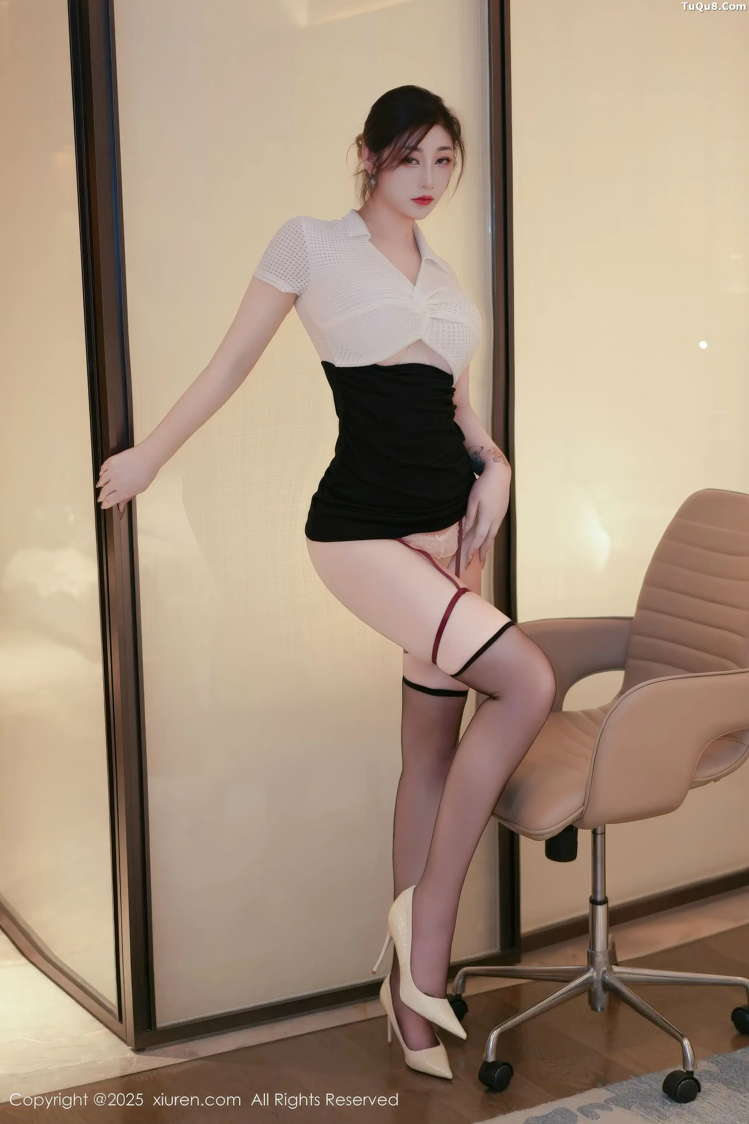妲己_Toxic性感黑色包臀短裙配黑丝吊袜秀丰满身材绝美写真 第 14 张