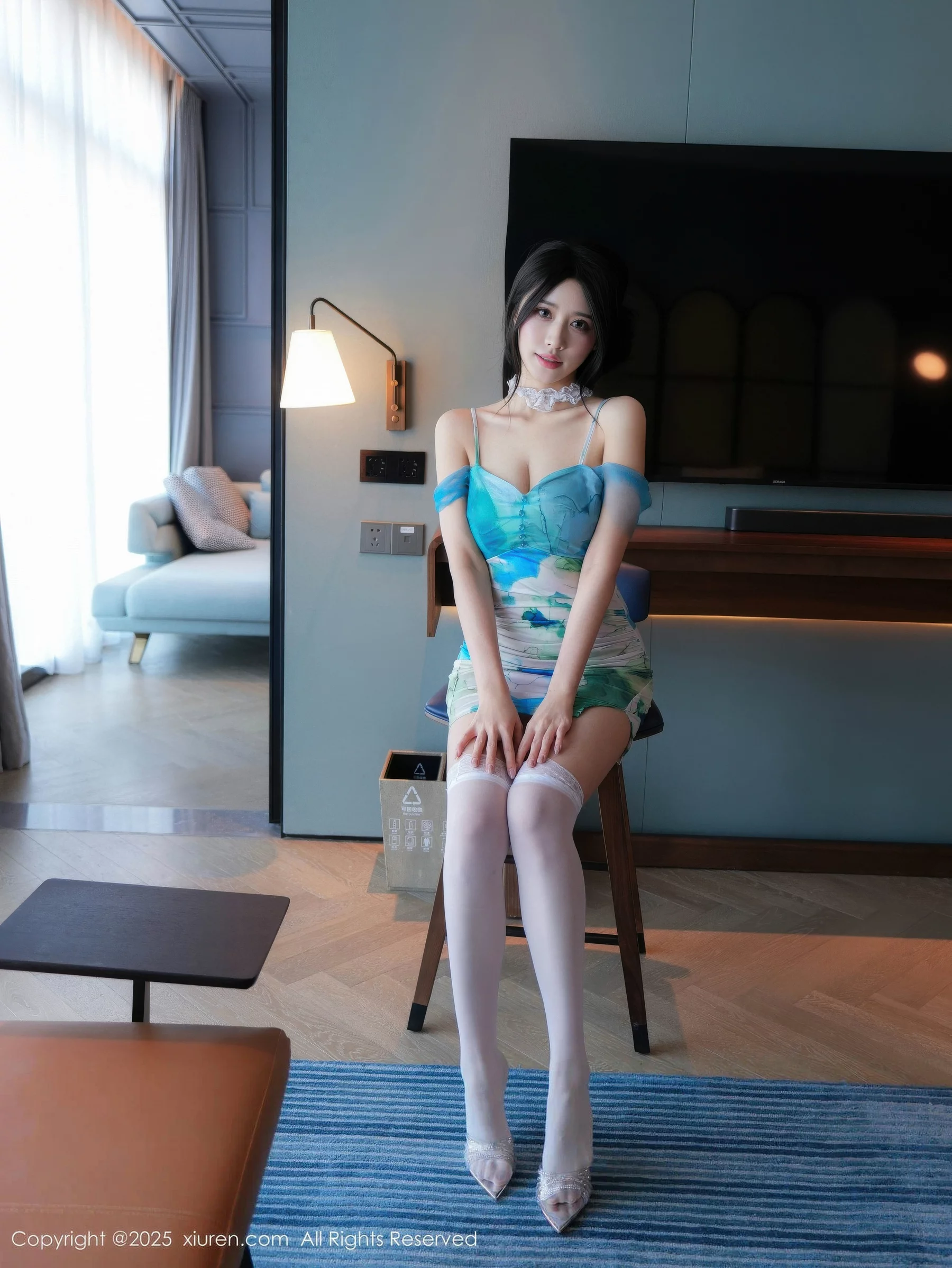 shelly诗莉吖性感蓝色连衣短裙配白丝袜秀曼妙身姿绝美写真 第 1 张