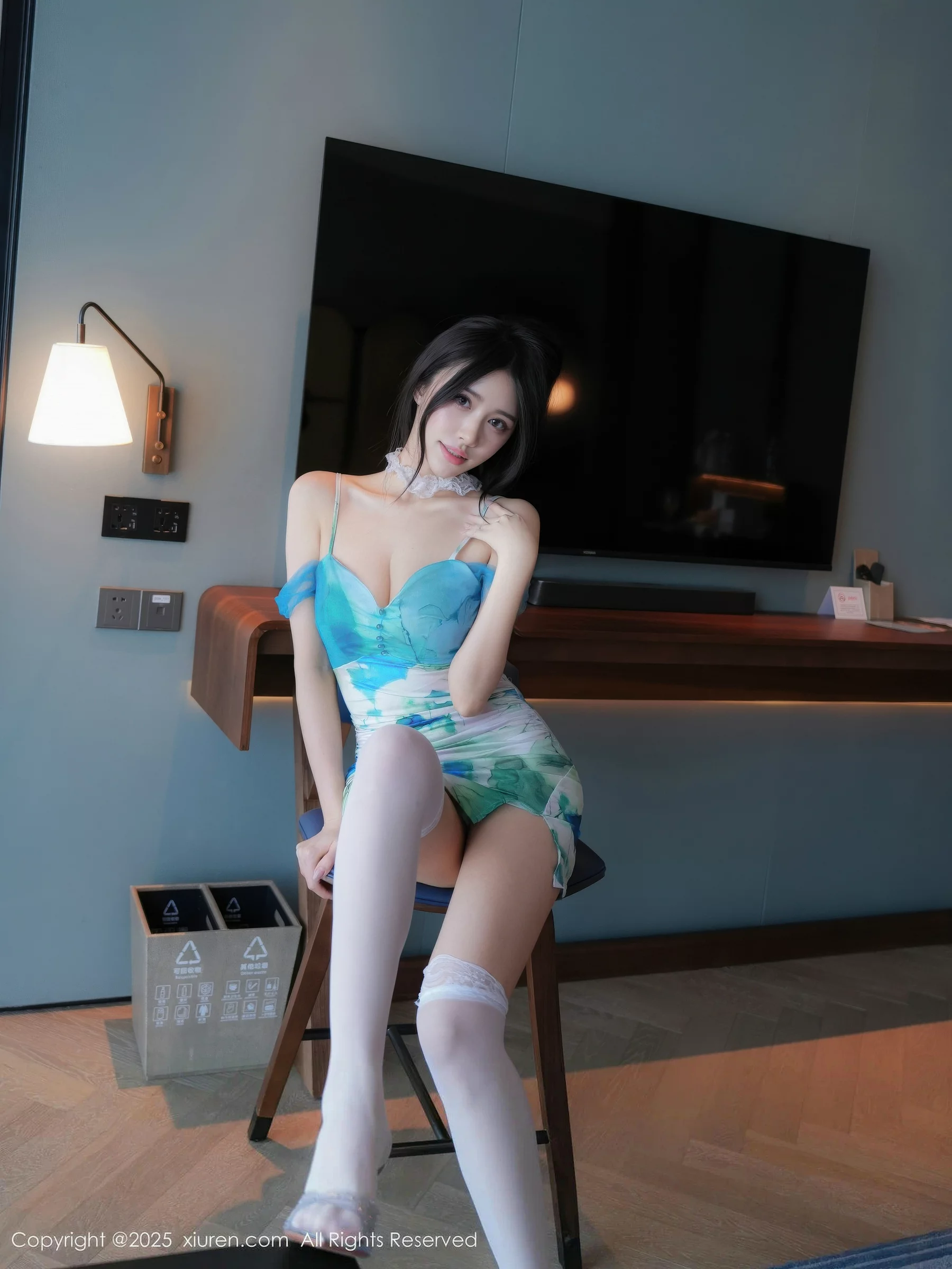 shelly诗莉吖性感蓝色连衣短裙配白丝袜秀曼妙身姿绝美写真 第 11 张