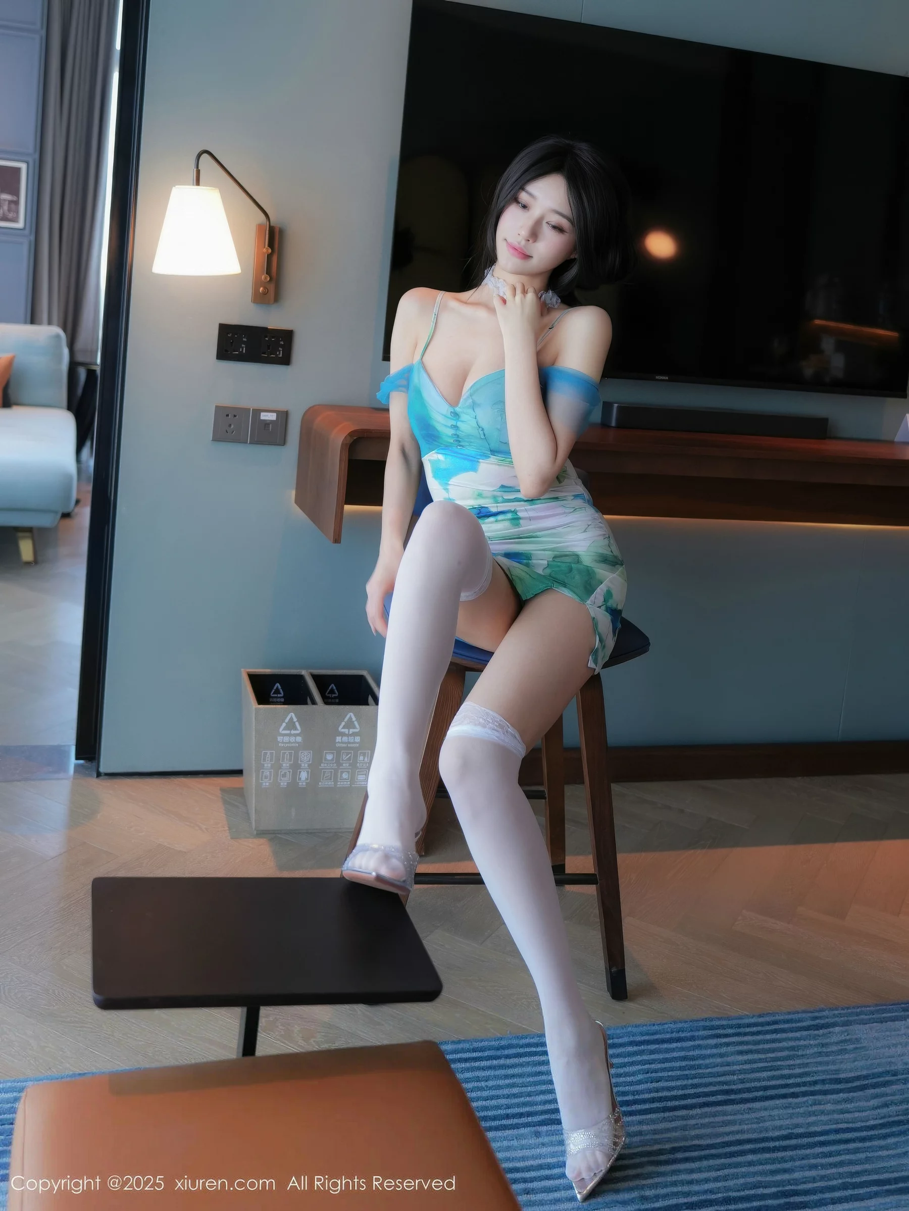 shelly诗莉吖性感蓝色连衣短裙配白丝袜秀曼妙身姿绝美写真 第 15 张