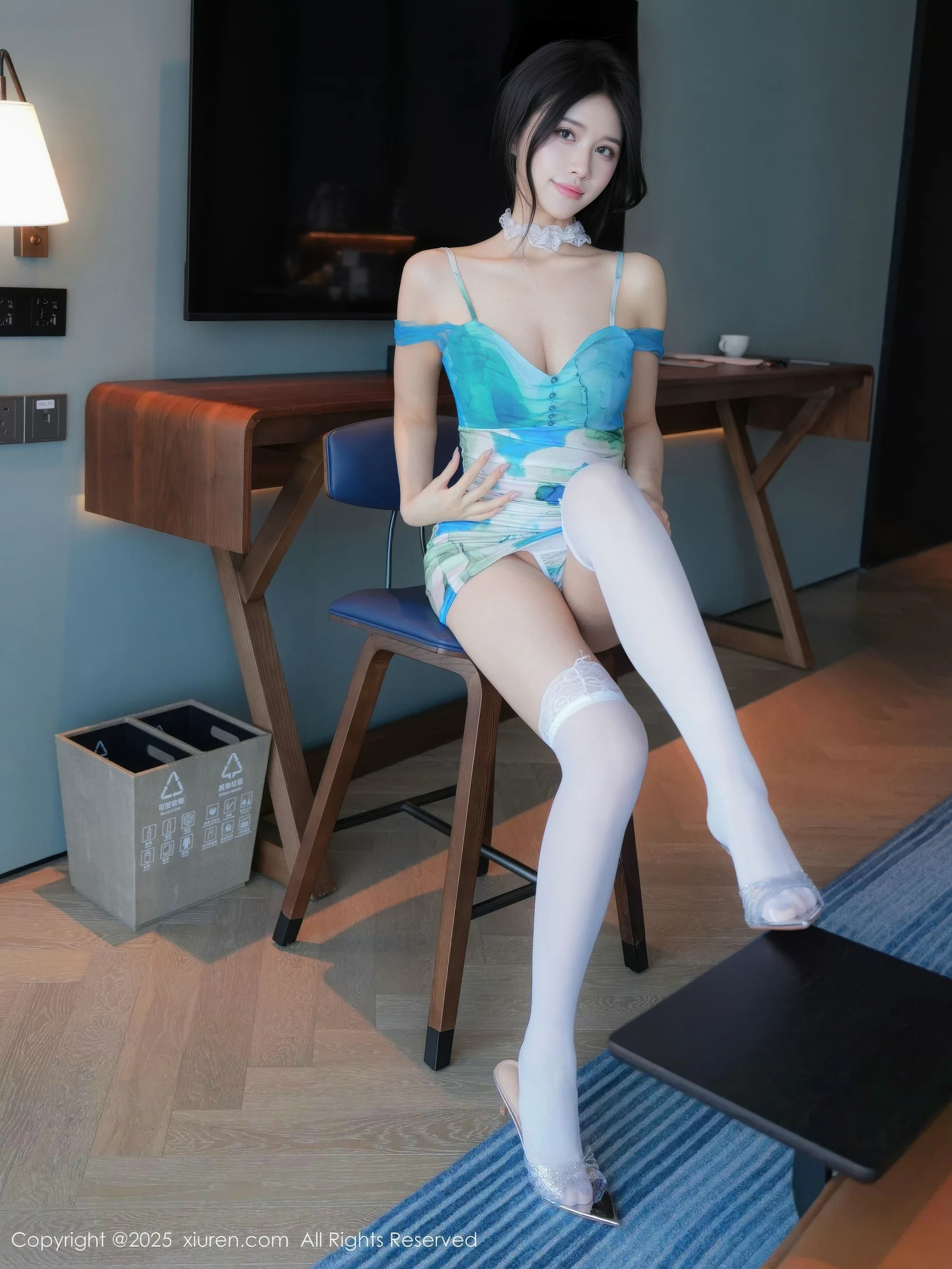 shelly诗莉吖性感蓝色连衣短裙配白丝袜秀曼妙身姿绝美写真 第 28 张